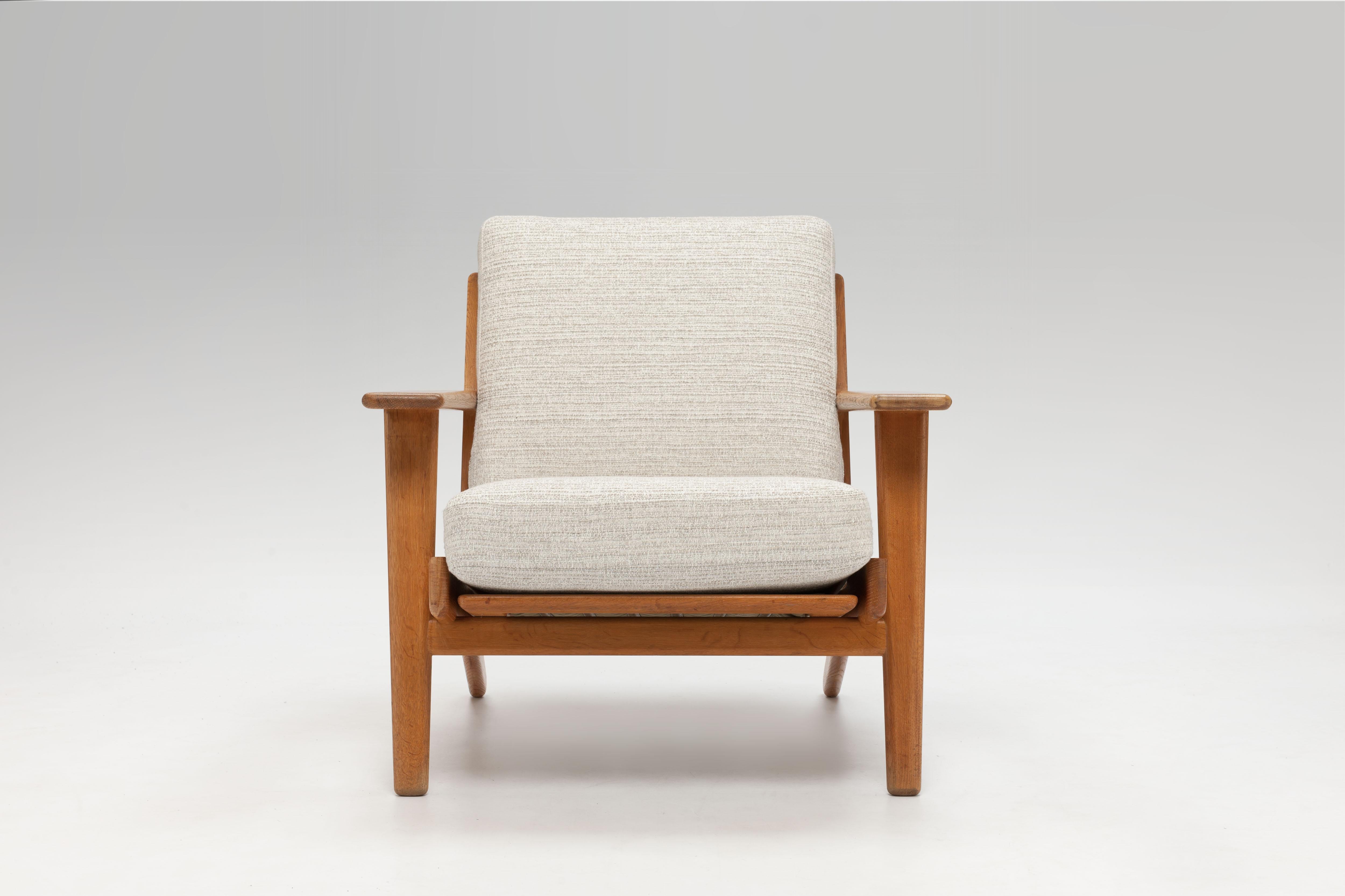 Lounge chair GE290 is a much appreciated early design by Hans Wegner. Wegner already designed the chair in 1953. The chair offers exceptional good seating comfort - partly due to cushions with innersprings - and much convenience is offered from the