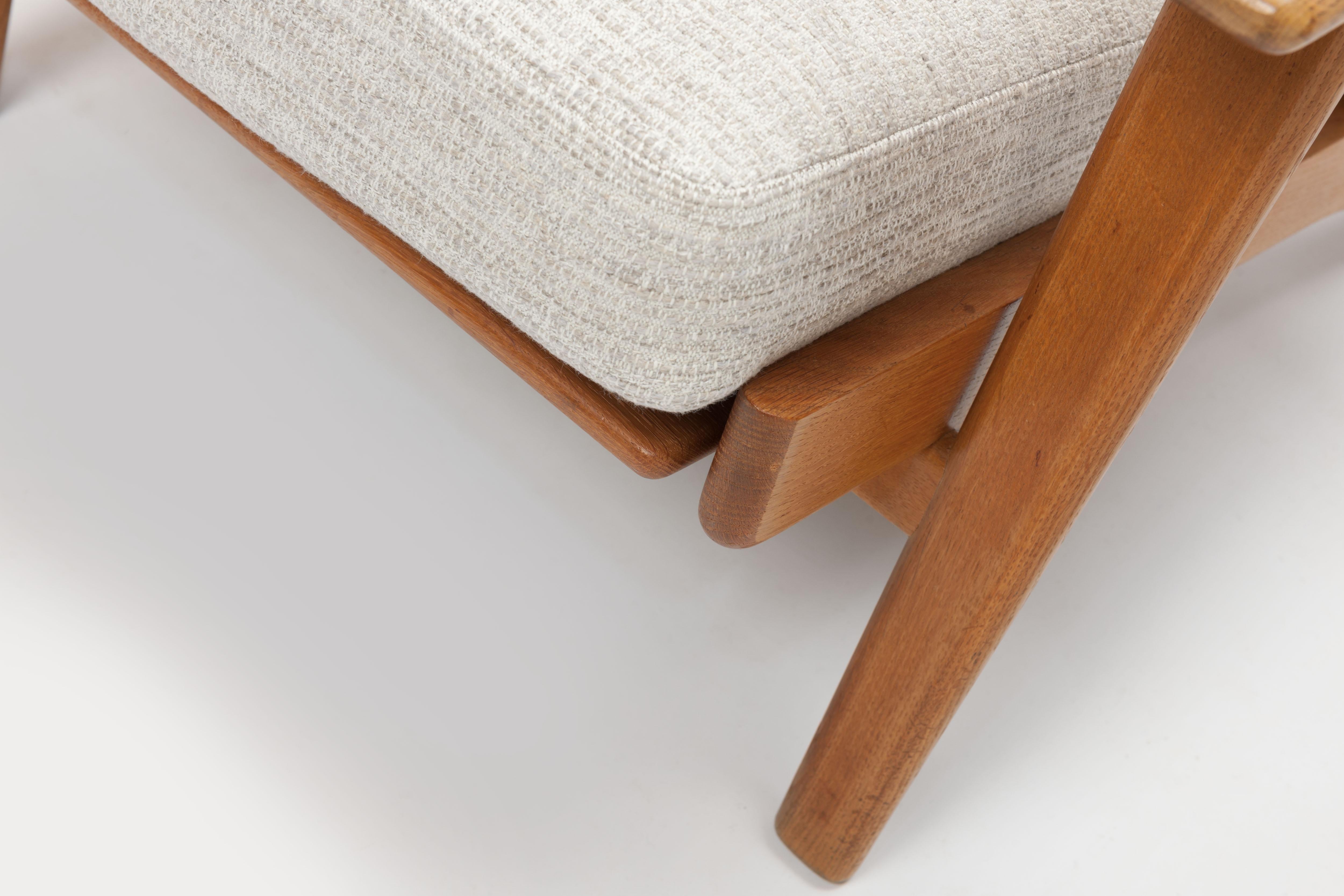 Linen Hans Wegner Oak Lounge Chair GE290 by GETAMA - 2 Pieces Available