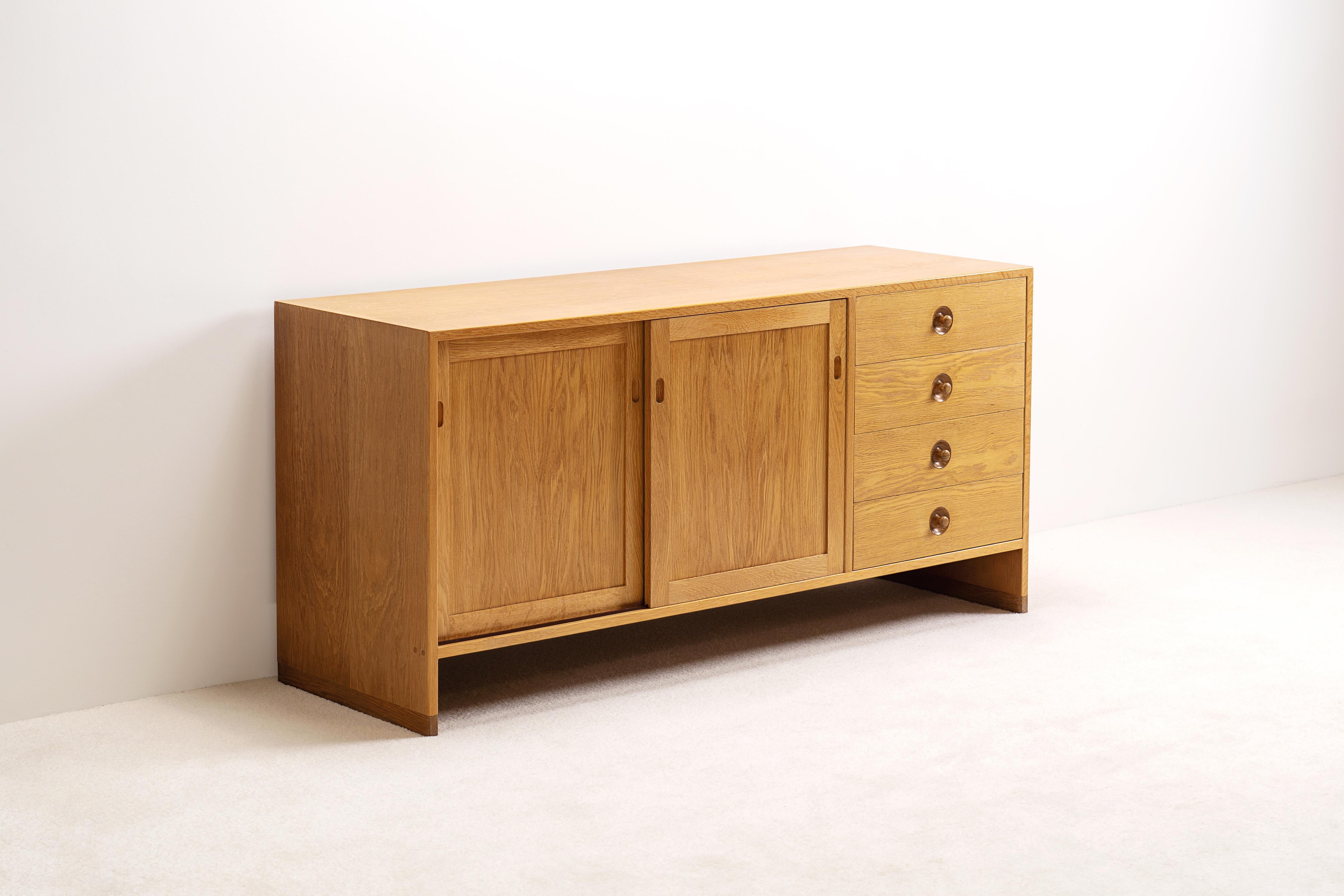 Elegant Oak sideboard / Cabinet model 'RY100' designed by Hans J. Wegner for 