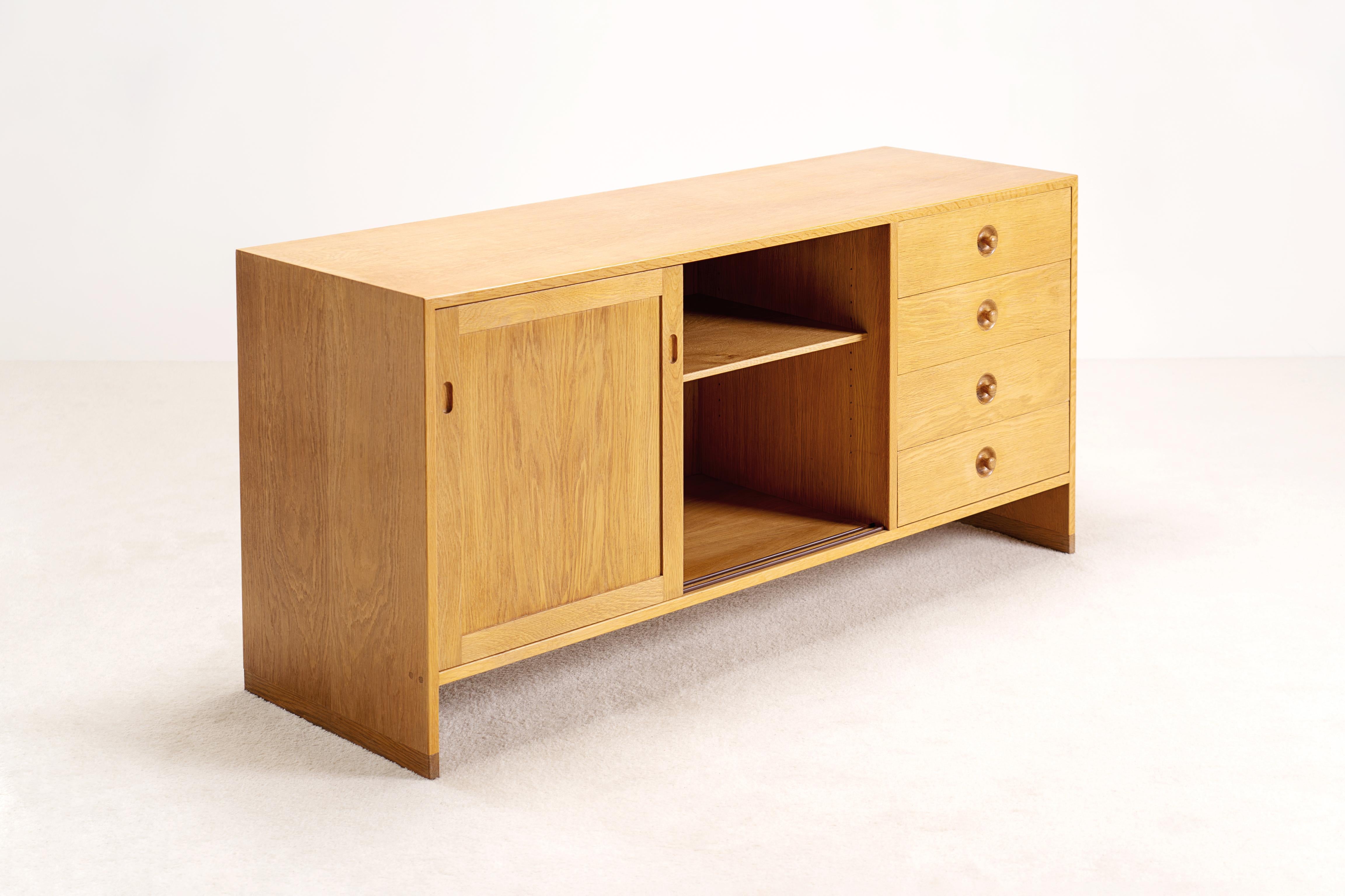 Hans Wegner Oak Sideboard for Ry Mobler, Denmark, 1960 In Excellent Condition In Paris, FR