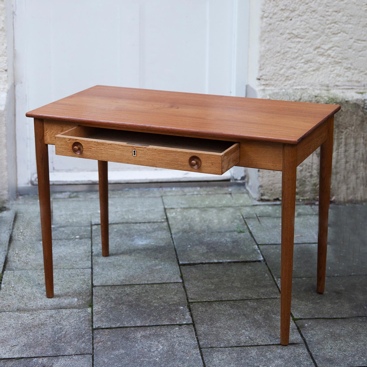 Wonderful small lady desk or dining table from the famous Danish designer Hans Wegner manufactured by Ry Mobler in 1962, made in stained oak, stained teak and drawer with charming sculpted knobs, made this piece to an iconic of the midcentury