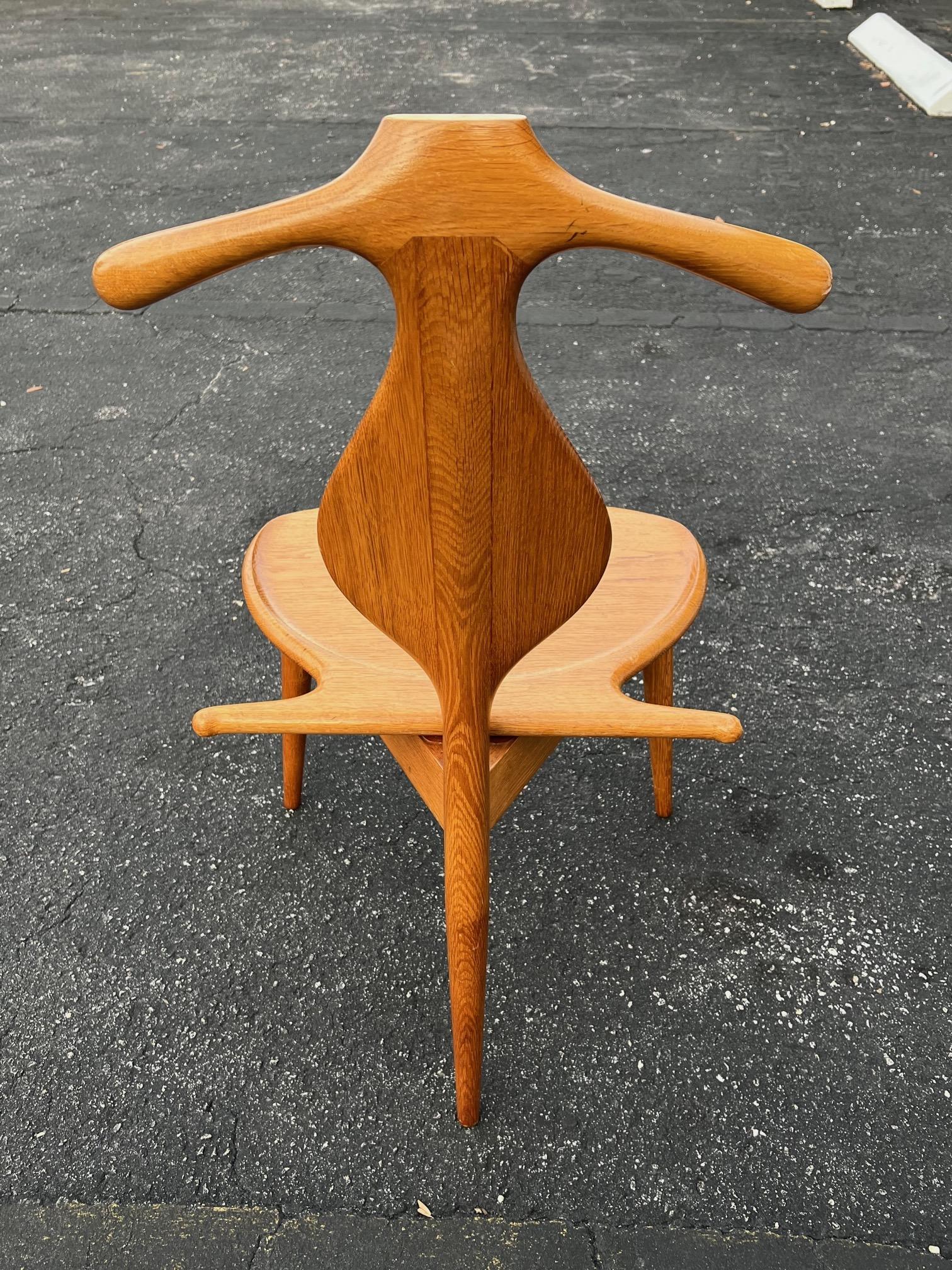Hans Wegner Eichenholz- Valet Chair von Johannes Hansen, Vintage (Messing) im Angebot