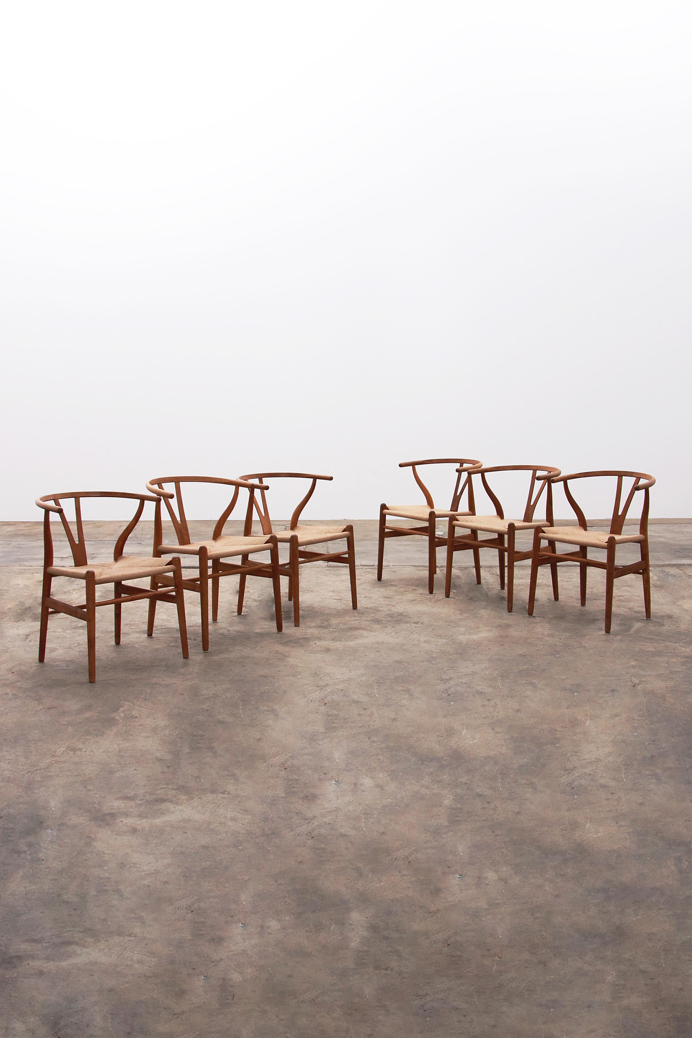 Découvrez l'élégance intemporelle et le confort exceptionnel des chaises Wishbone, conçues par Hans J. Wegner en 1949. Cet ensemble de six chaises, produit par Carl Hansen & Son au Danemark en 1970, représente l'apogée du design scandinave. Les