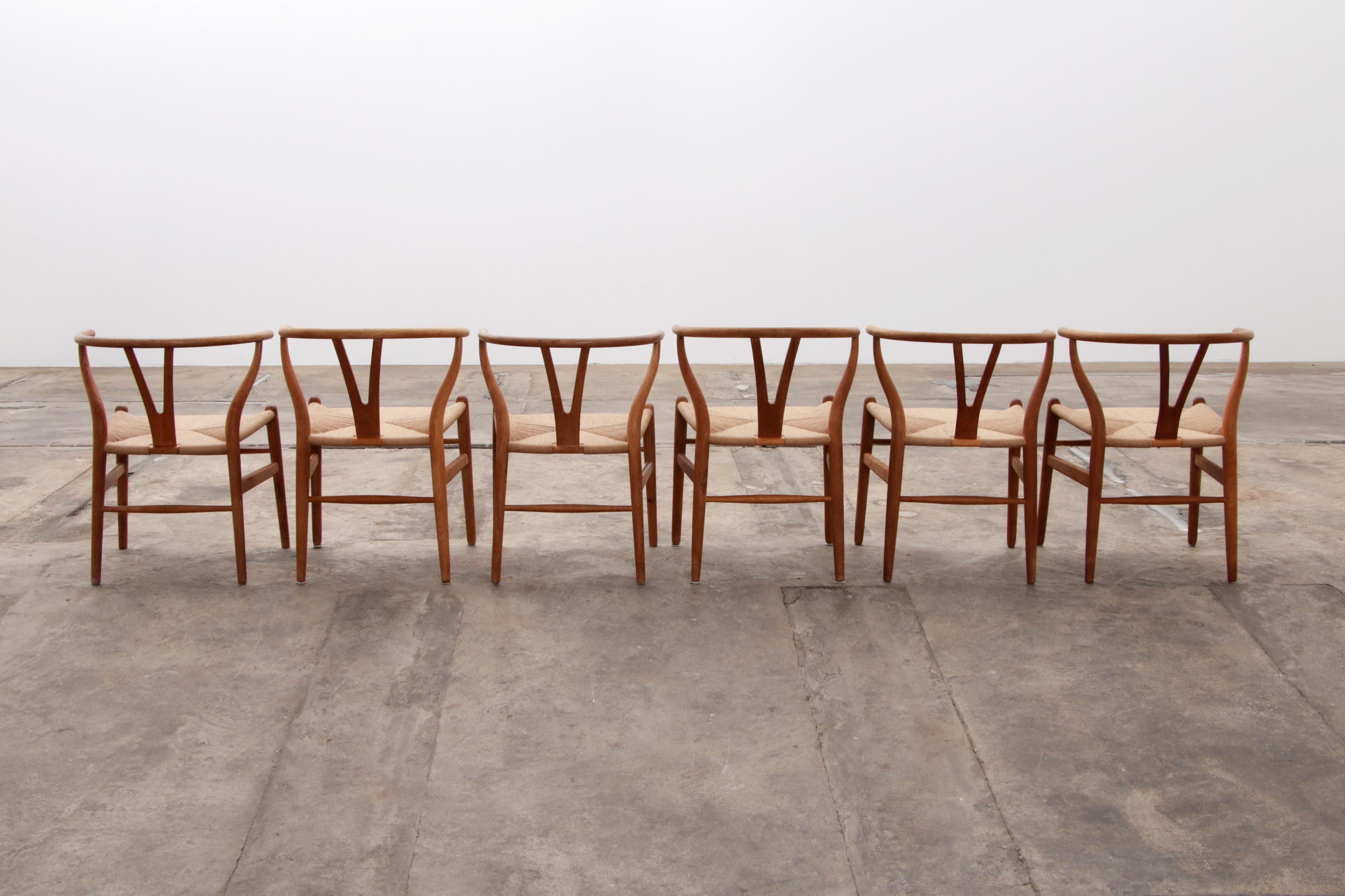 Hans Wegner Oak Wishbone Chairs made by Carl Hansen&Son In Excellent Condition In Oostrum-Venray, NL