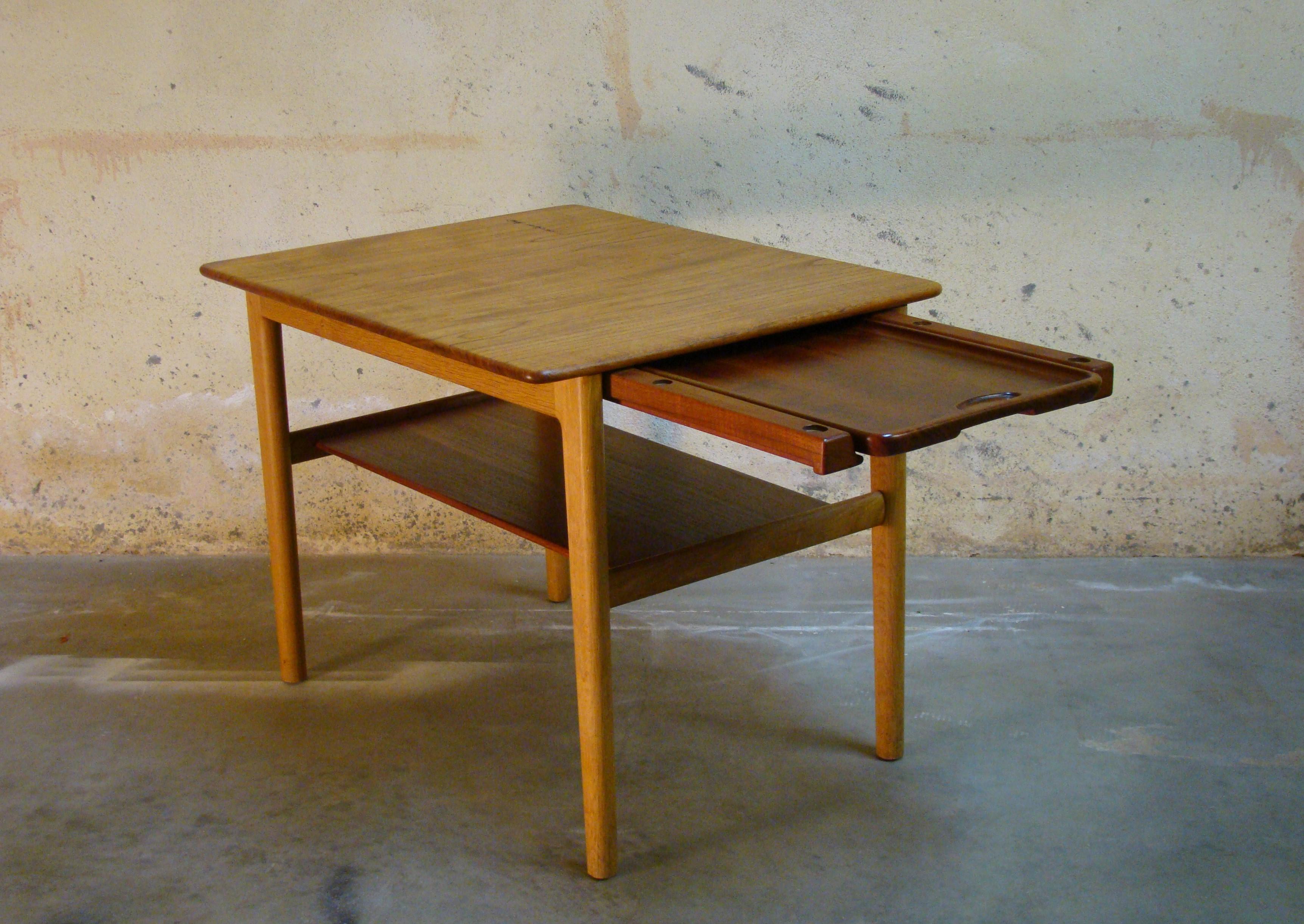 Hans Wegner Occasional or End Tray Table in Oak and Teak, 1950s, Denmark 2