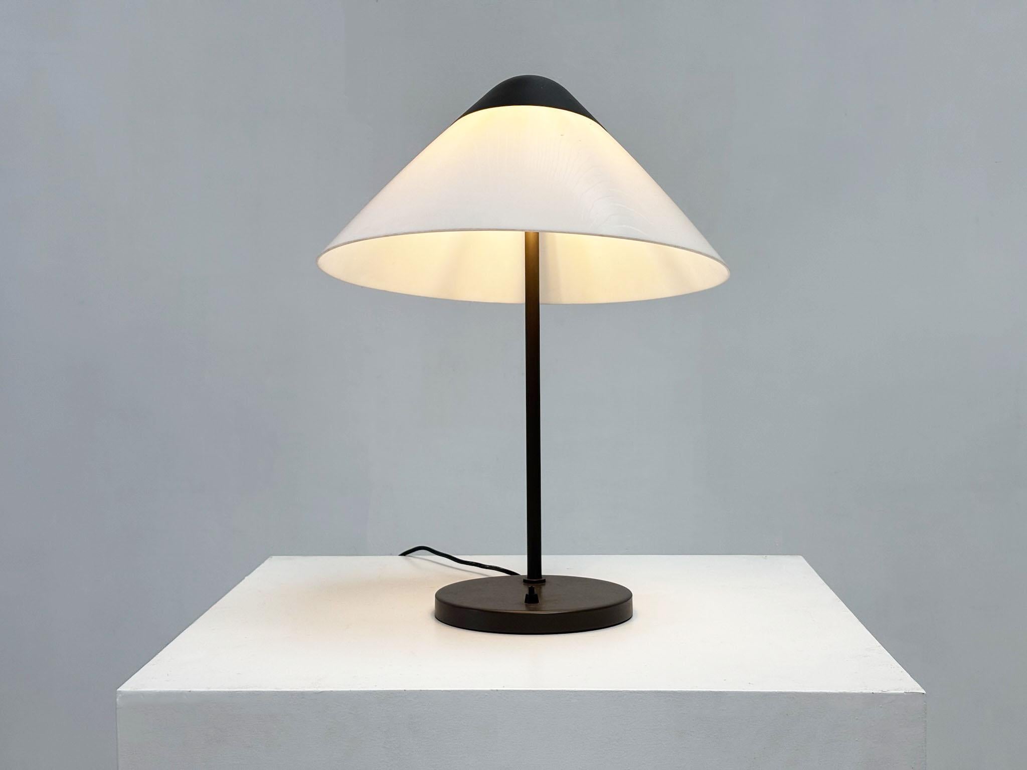 Die Tischleuchte Opala, die der berühmte Hans Wegner für den dänischen Hersteller Louis Poulsen entworfen hat, ist eine echte Ikone des skandinavischen Designs. Diese elegante Leuchte, die ursprünglich für das Hotel Scandinavia in Kopenhagen