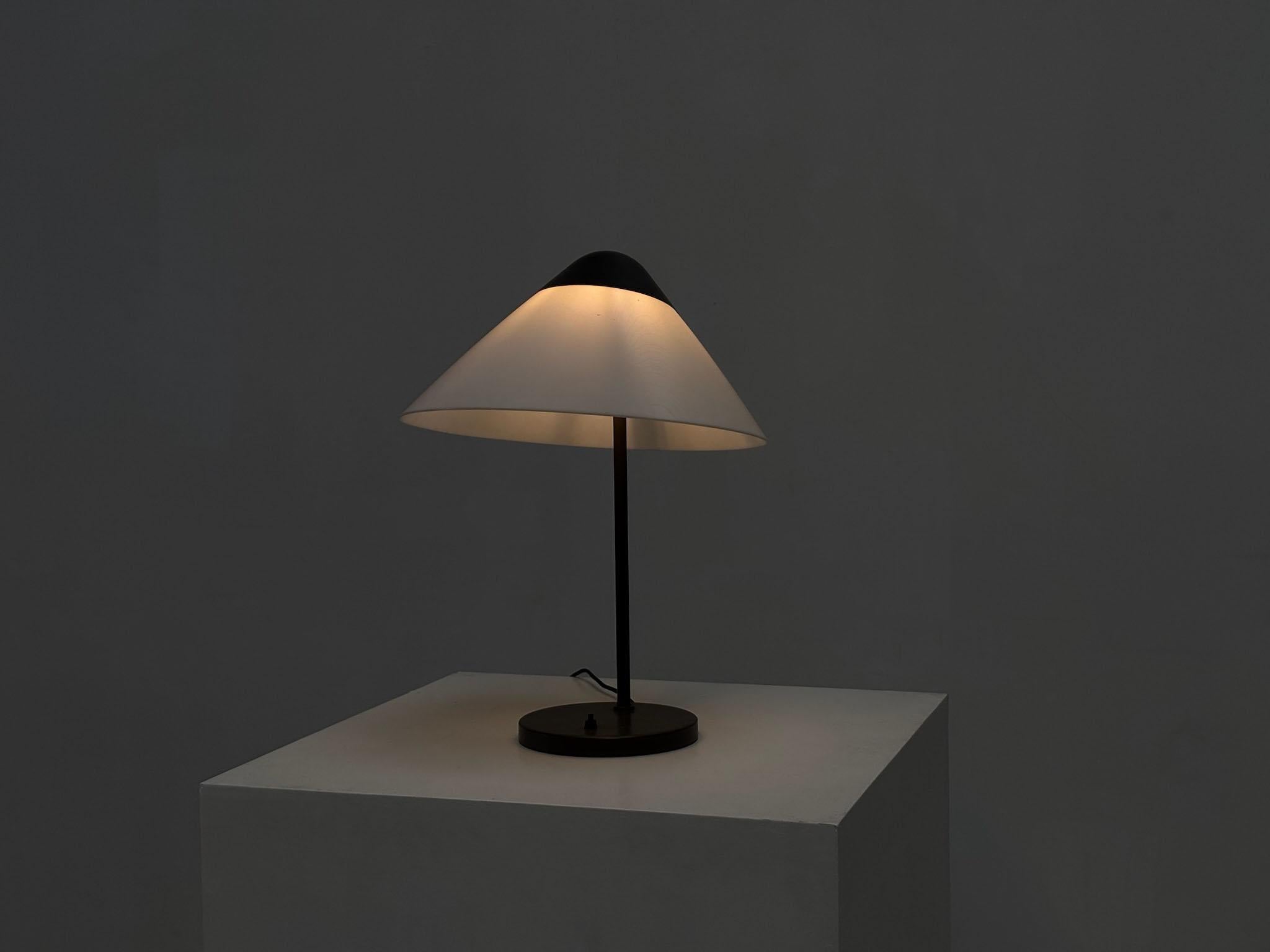 Hans Wegner Opala Tischleuchte für Louis Poulsen (Dänisch) im Angebot