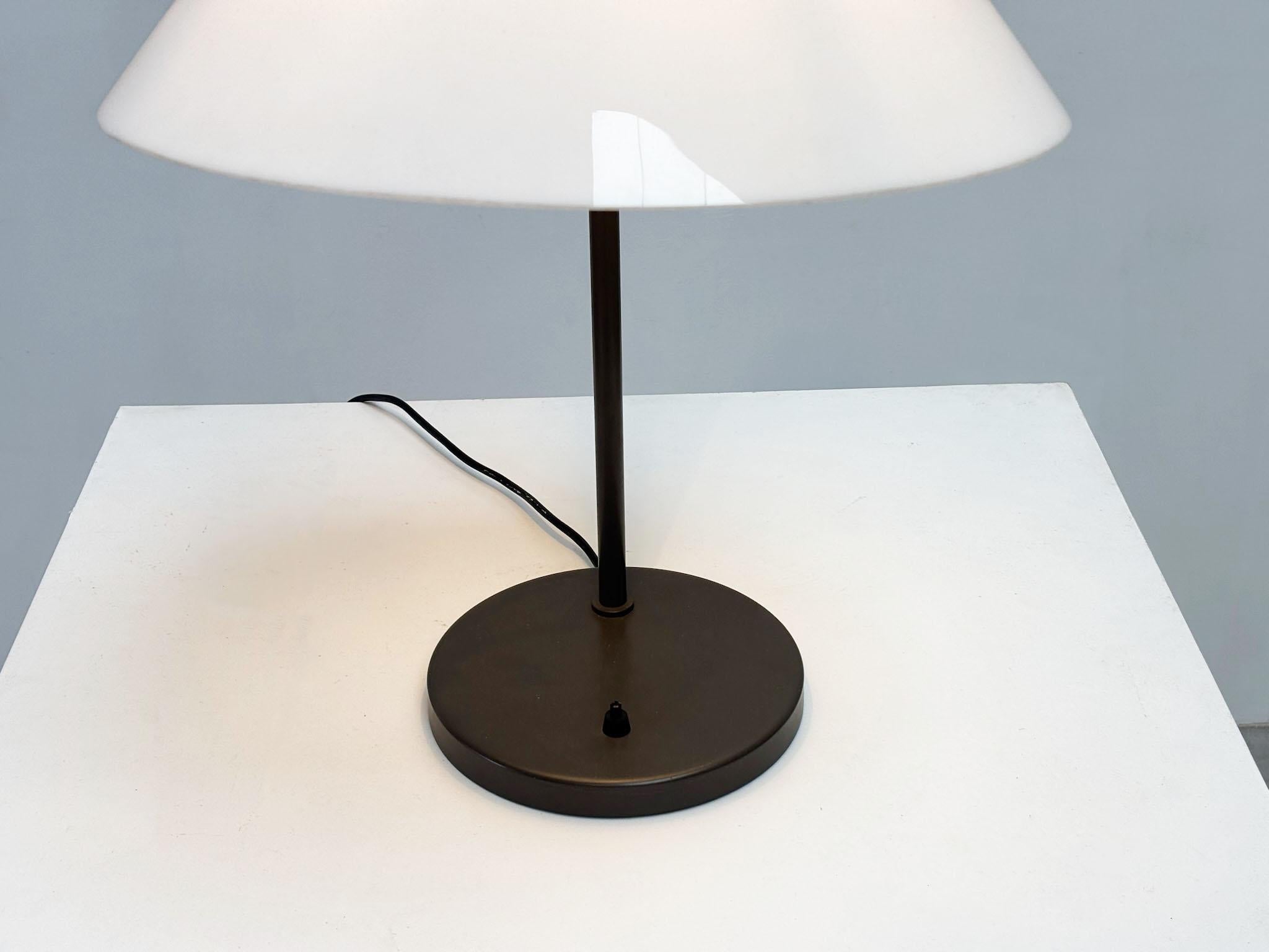 Hans Wegner Opala Tischleuchte für Louis Poulsen im Zustand „Gut“ im Angebot in Nijlen, VAN