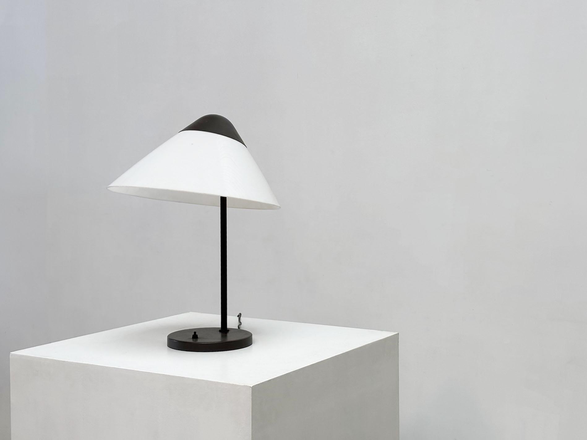 Hans Wegner Opala Tischleuchte für Louis Poulsen (Ende des 20. Jahrhunderts) im Angebot