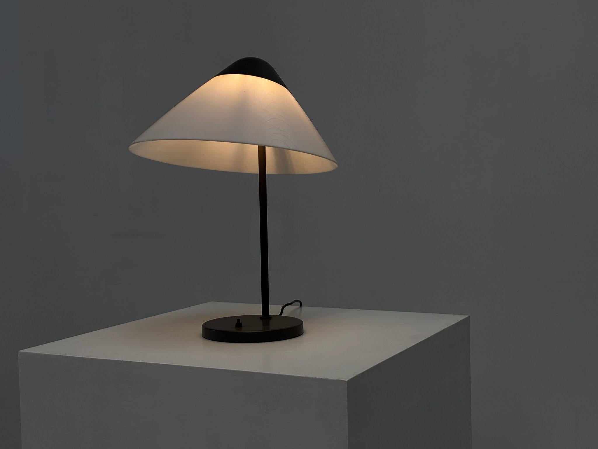 Hans Wegner Opala Tischleuchte für Louis Poulsen im Angebot 1