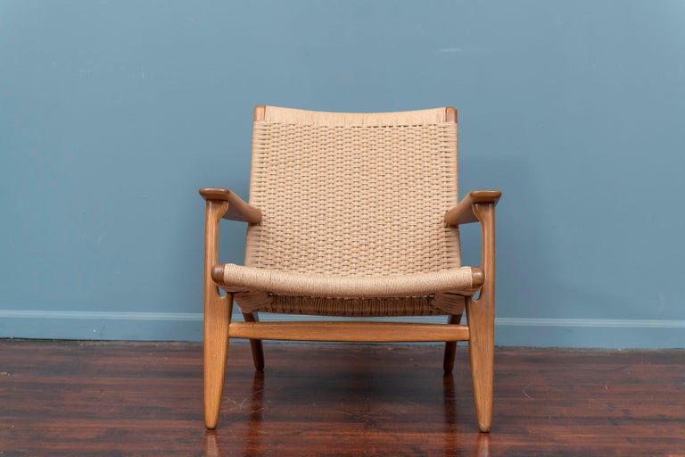 Hans Wegner original vintage design lounge chair, model CH-25 for Carl Hanson & Son, Denmark. 
Perfect balance of simplicity in design and optimum comfort. Newly refinished oak frame with an embossed stamp under the right arm. New danish cord