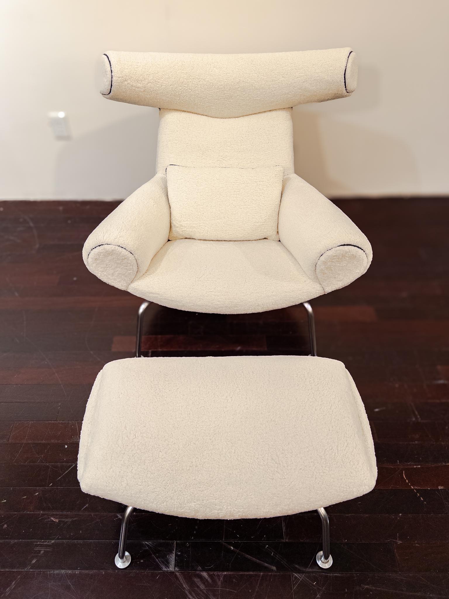 La chaise Ox originale et l'ottoman assorti, conçus par Hans Wegner pour AP Stolen au Danemark dans les années 1960, représentent une pièce emblématique du mobilier moderne du milieu du siècle. Avec les numéros de modèle AP-46 pour la chaise et