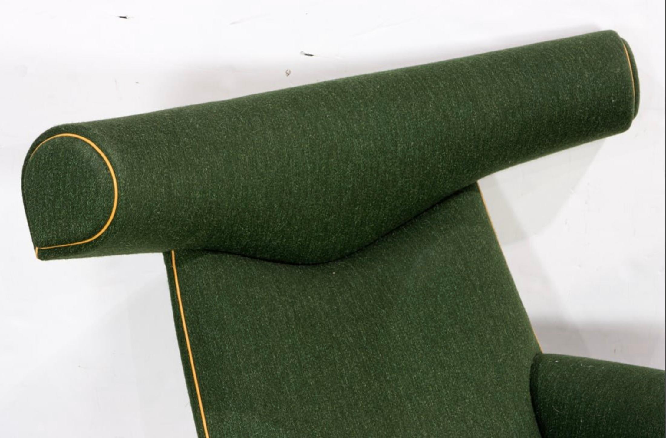 Ein schöner Ox Chair und Ottoman, entworfen von Hans Wegner. Er ist mit einer grünen Wollmischung gepolstert und mit einer braunen Lederschnur eingefasst. Gekauft aus einem Nachlass in Nordkalifornien. In unserer Galerie ist er neben einem ovalen
