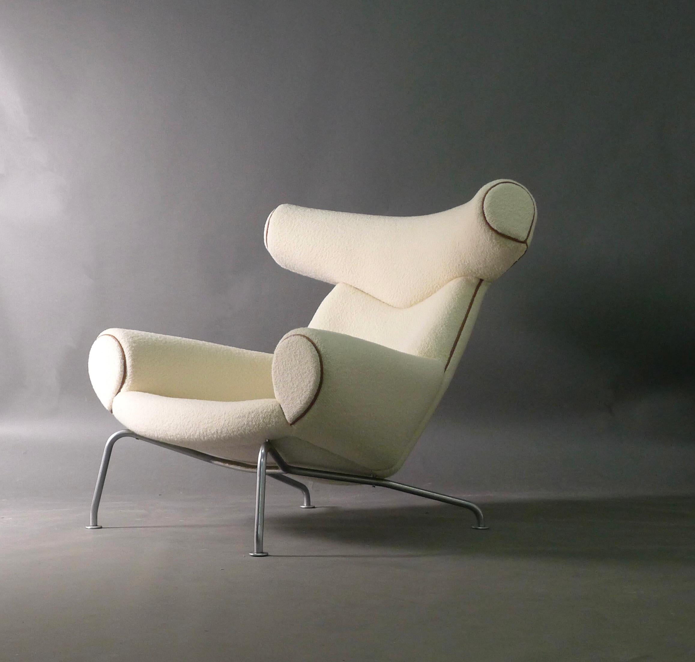 Der Ox Chair von Hans J. Wegner gehört zu den ikonischsten Entwürfen des 20. Jahrhunderts und ist auf der ganzen Welt bekannt. Das Modell AP-46 Ox Chair verbindet Funktion und Komfort mit Stil und Innovation und ist ein echtes Schmuckstück. Der aus