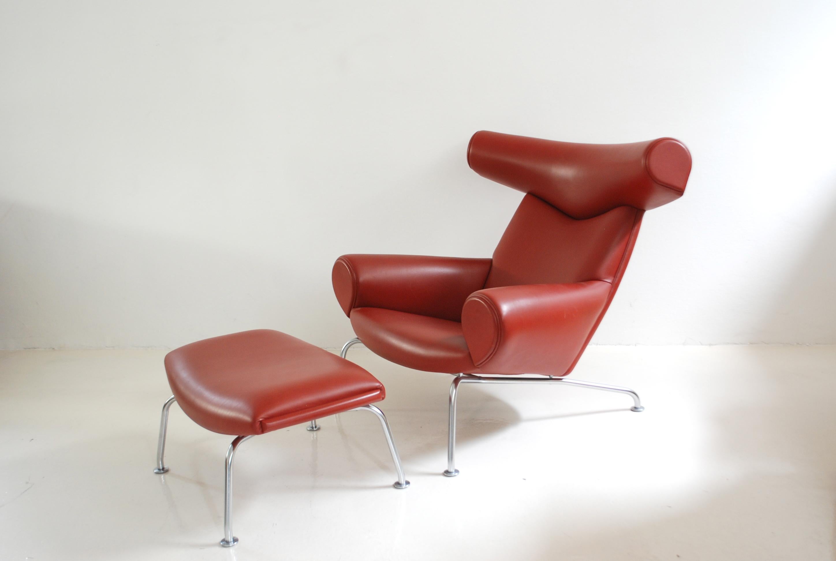 Hans Wegner designed this Ox Chair in 1960.
It was manufactured by Erik Joergensen in the Year 2004. The Ox Chair is comfortable and comes with the ottoman.
It´s a timeless Danish masterpiece and a bold sculptural lounge chair with strong