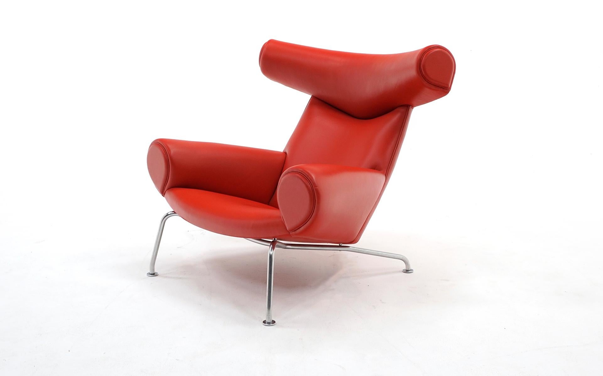 Milieu du XXe siècle Hans Wegner Ox Lounge Chair:: Modèle No. AP-46:: Nouveau cuir rouge:: Excellent