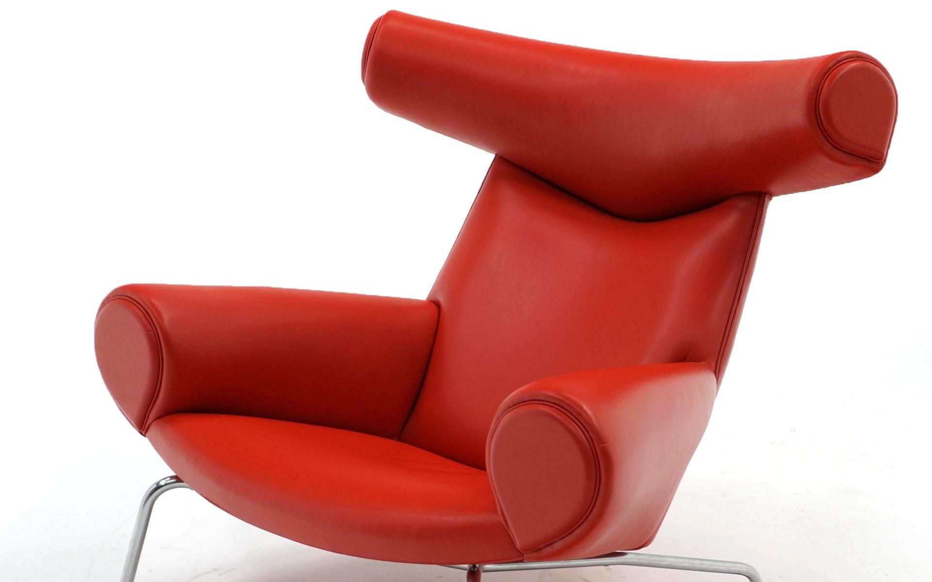 Cuir Hans Wegner Ox Lounge Chair:: Modèle No. AP-46:: Nouveau cuir rouge:: Excellent