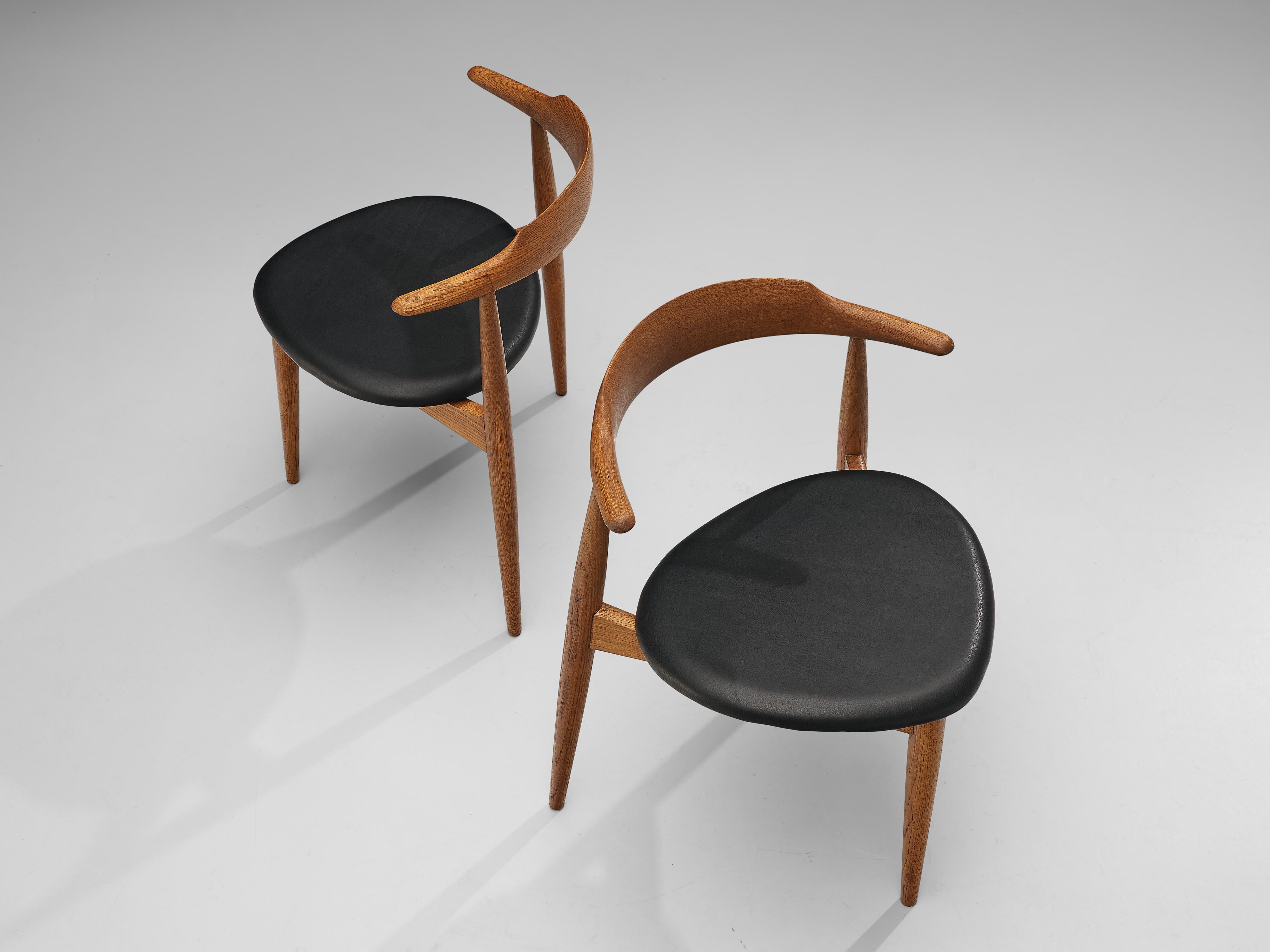 Hans Wegner Pair of ‘Heart’ Dining Chairs ‘4103’ in Oak and Leather 4