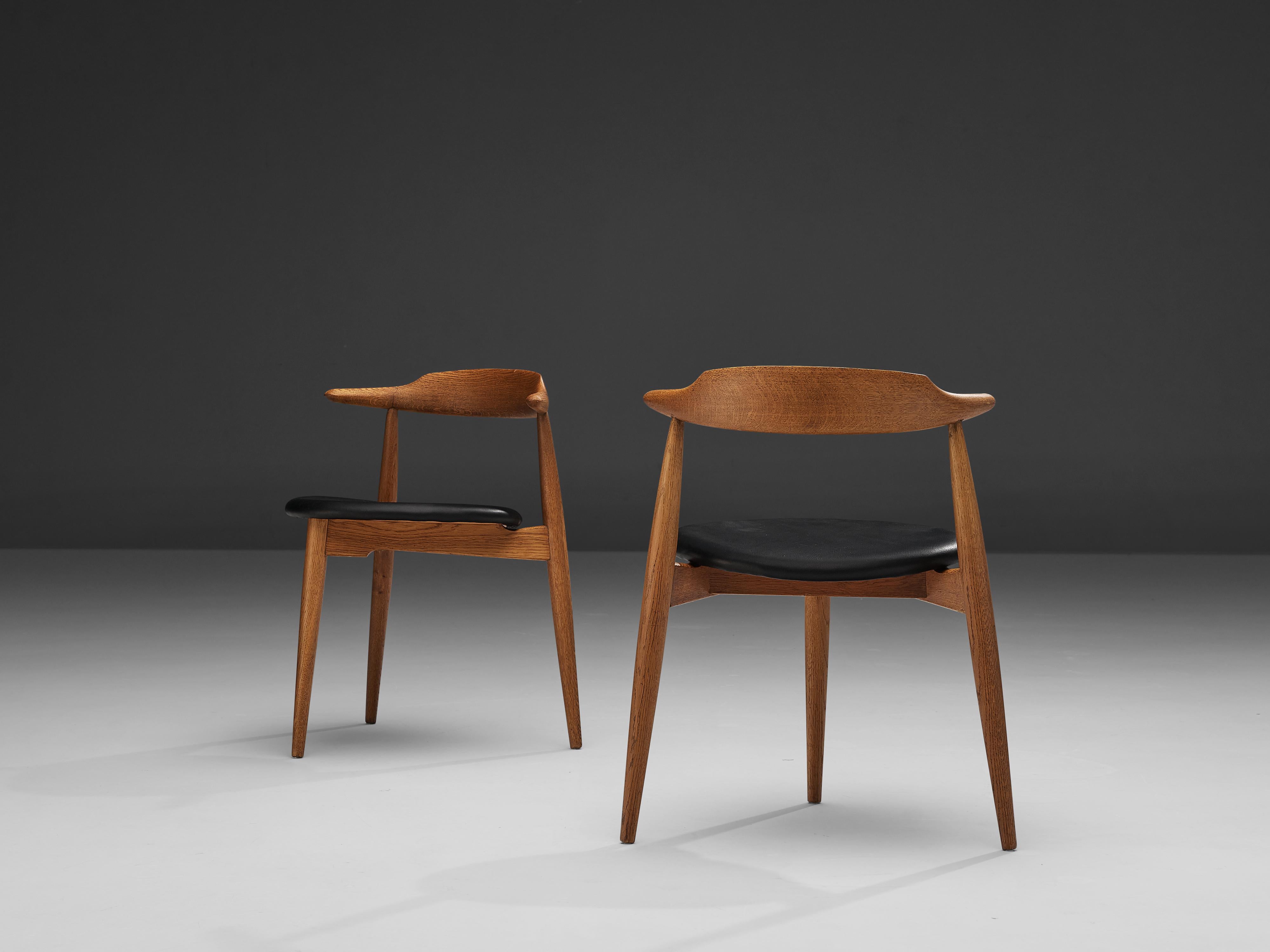 Hans Wegner Pair of ‘Heart’ Dining Chairs ‘4103’ in Oak and Leather 5