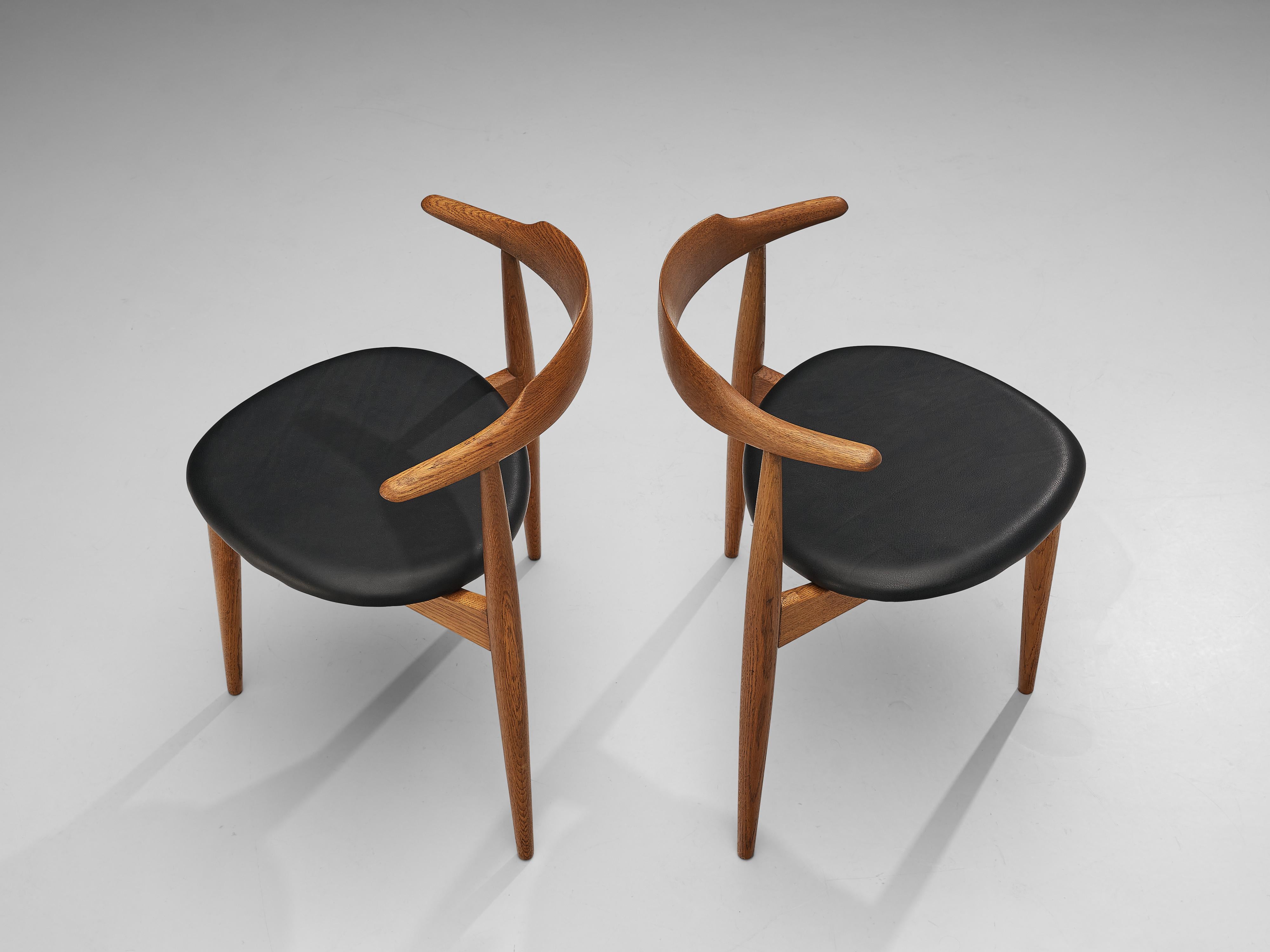 Hans Wegner Pair of ‘Heart’ Dining Chairs ‘4103’ in Oak and Leather 6