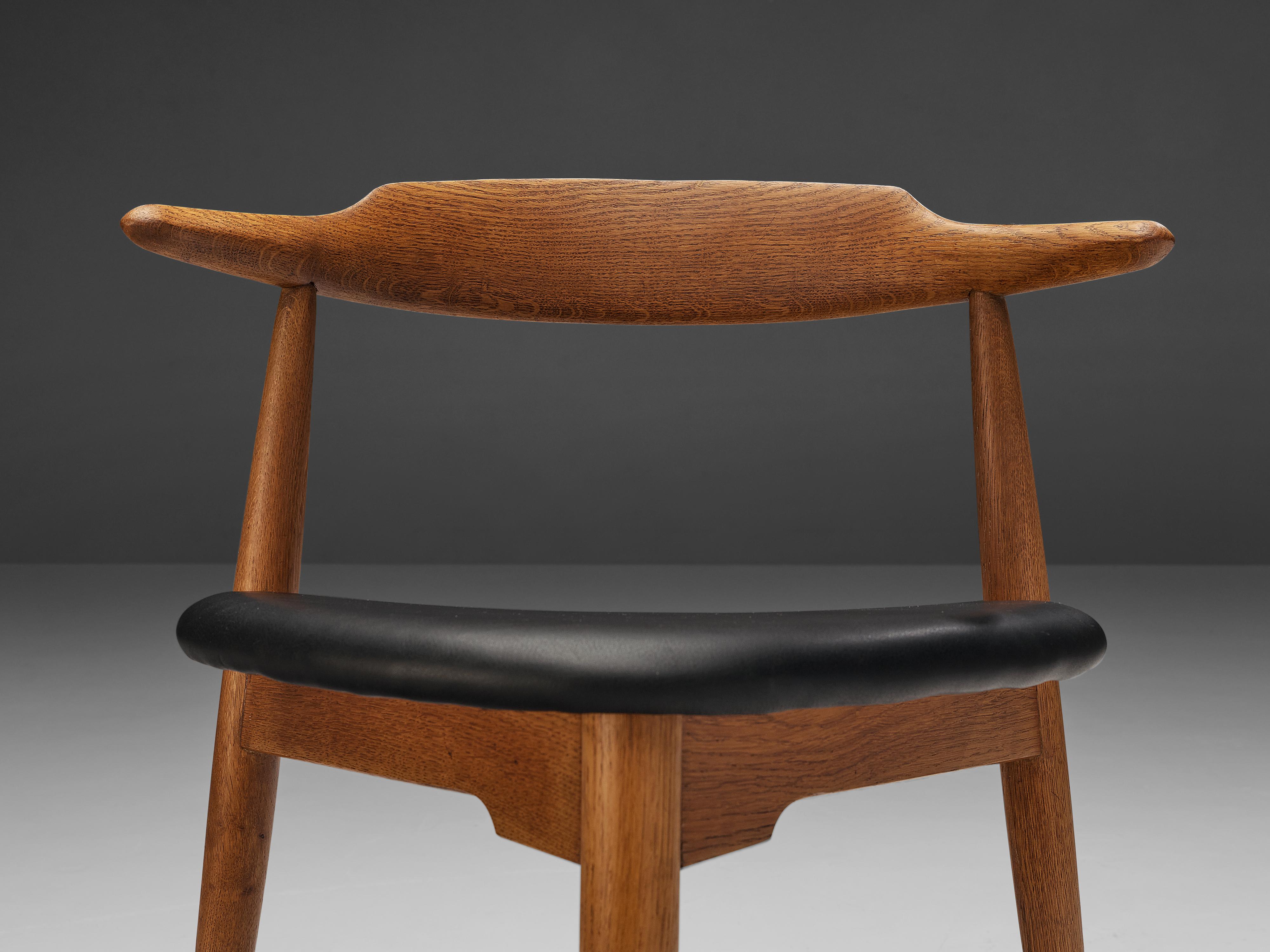 Scandinavian Modern Hans Wegner Pair of ‘Heart’ Dining Chairs ‘4103’ in Oak and Leather