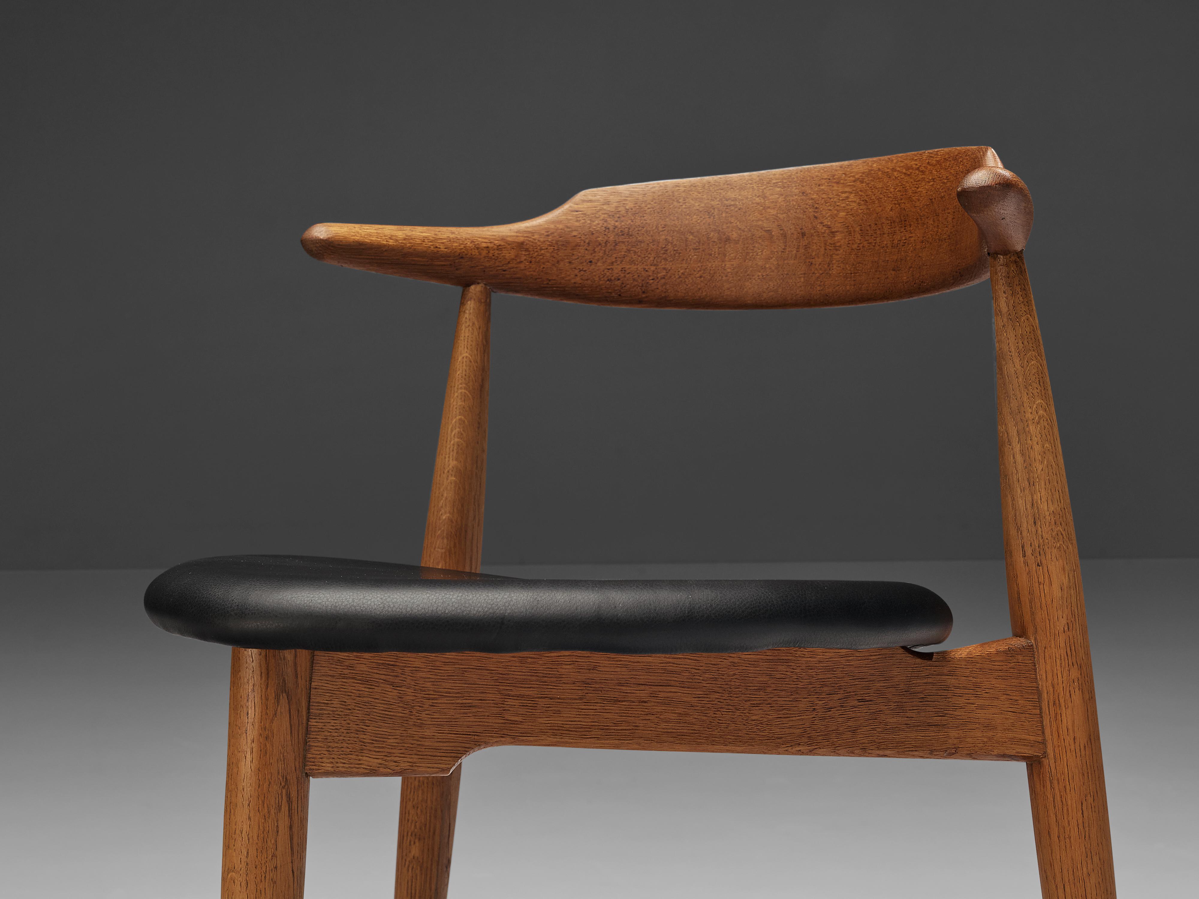 Hans Wegner Pair of ‘Heart’ Dining Chairs ‘4103’ in Oak and Leather In Good Condition In Waalwijk, NL