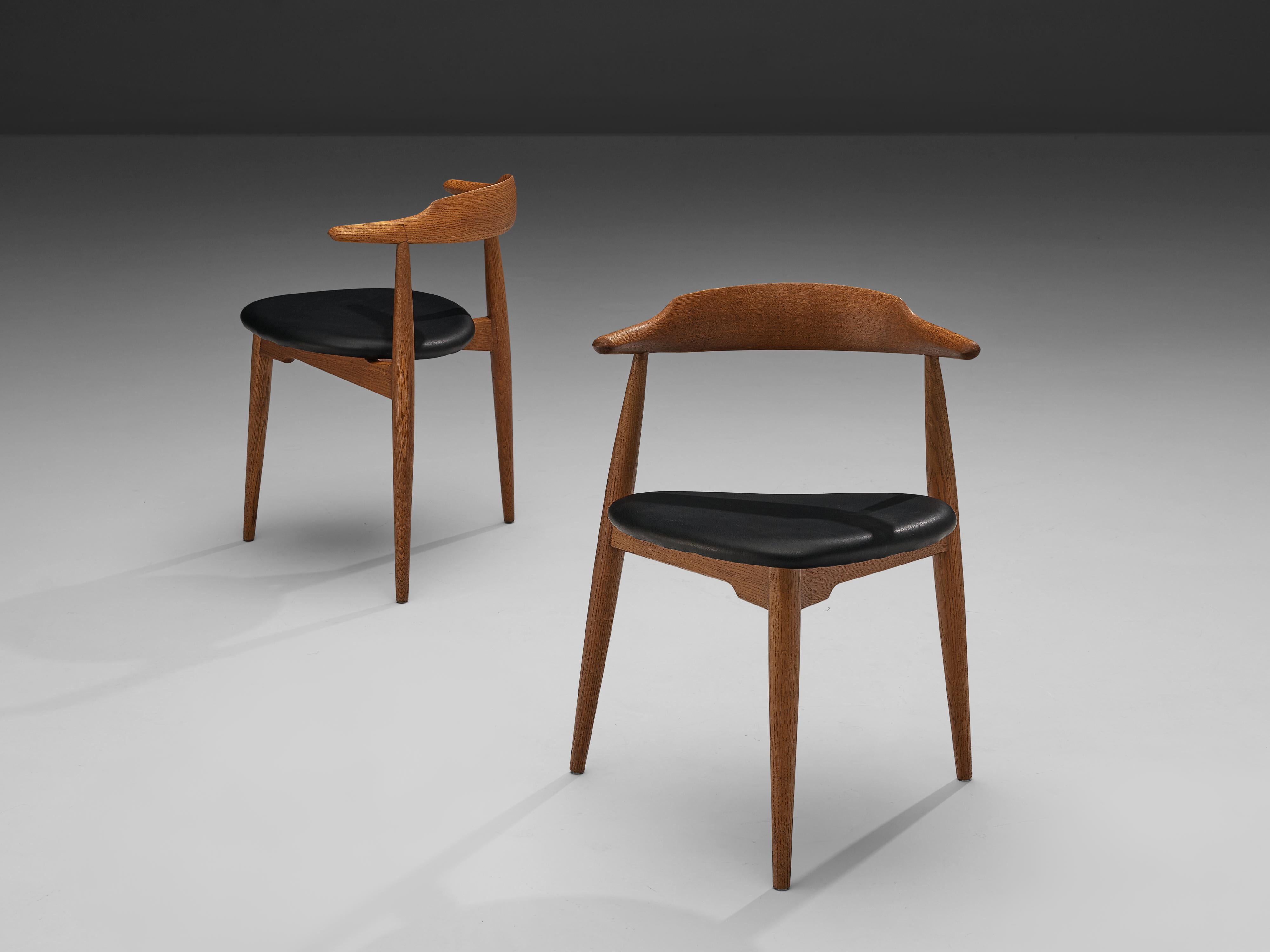 Mid-20th Century Hans Wegner Pair of ‘Heart’ Dining Chairs ‘4103’ in Oak and Leather