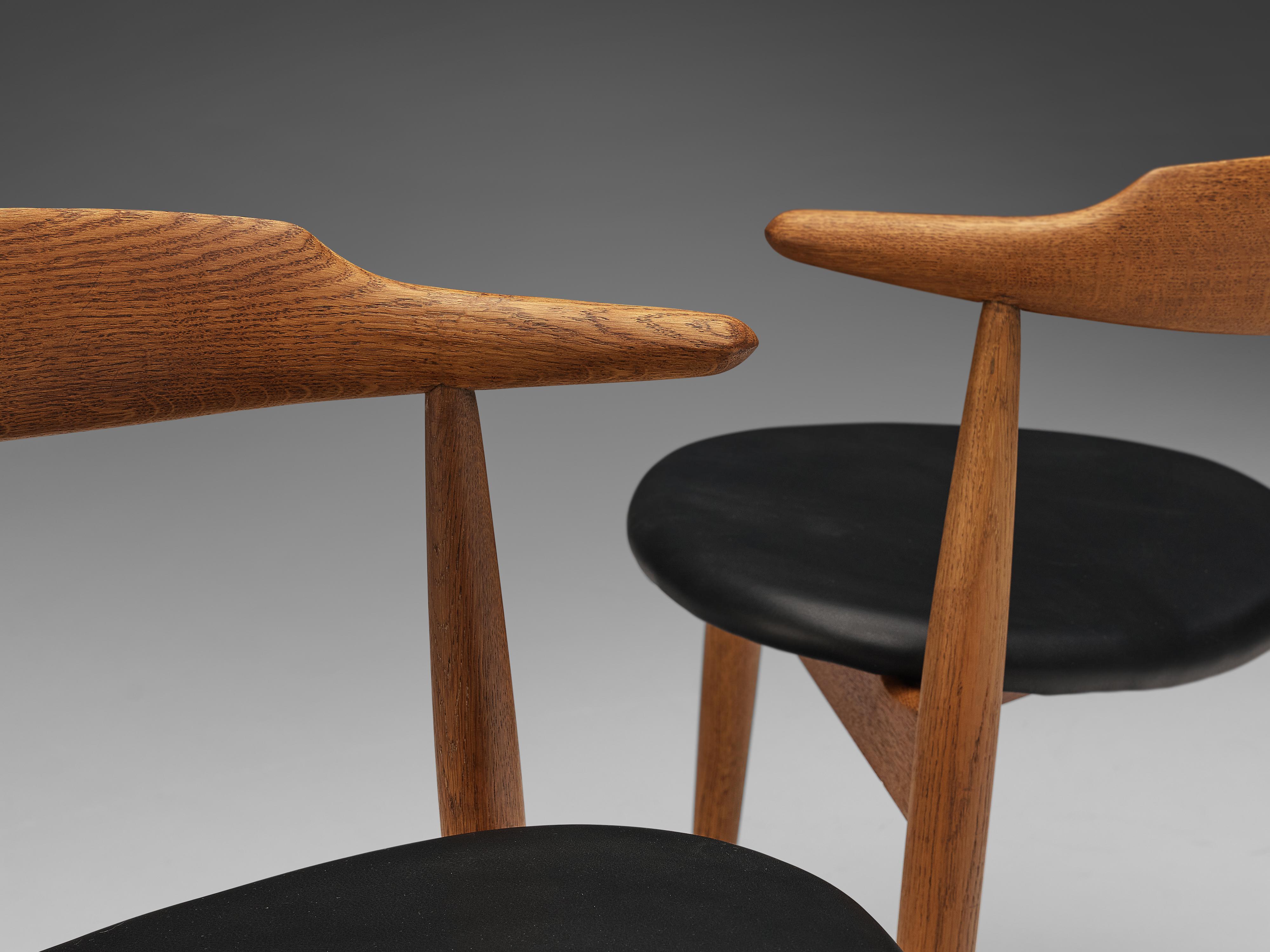 Hans Wegner Pair of ‘Heart’ Dining Chairs ‘4103’ in Oak and Leather 1