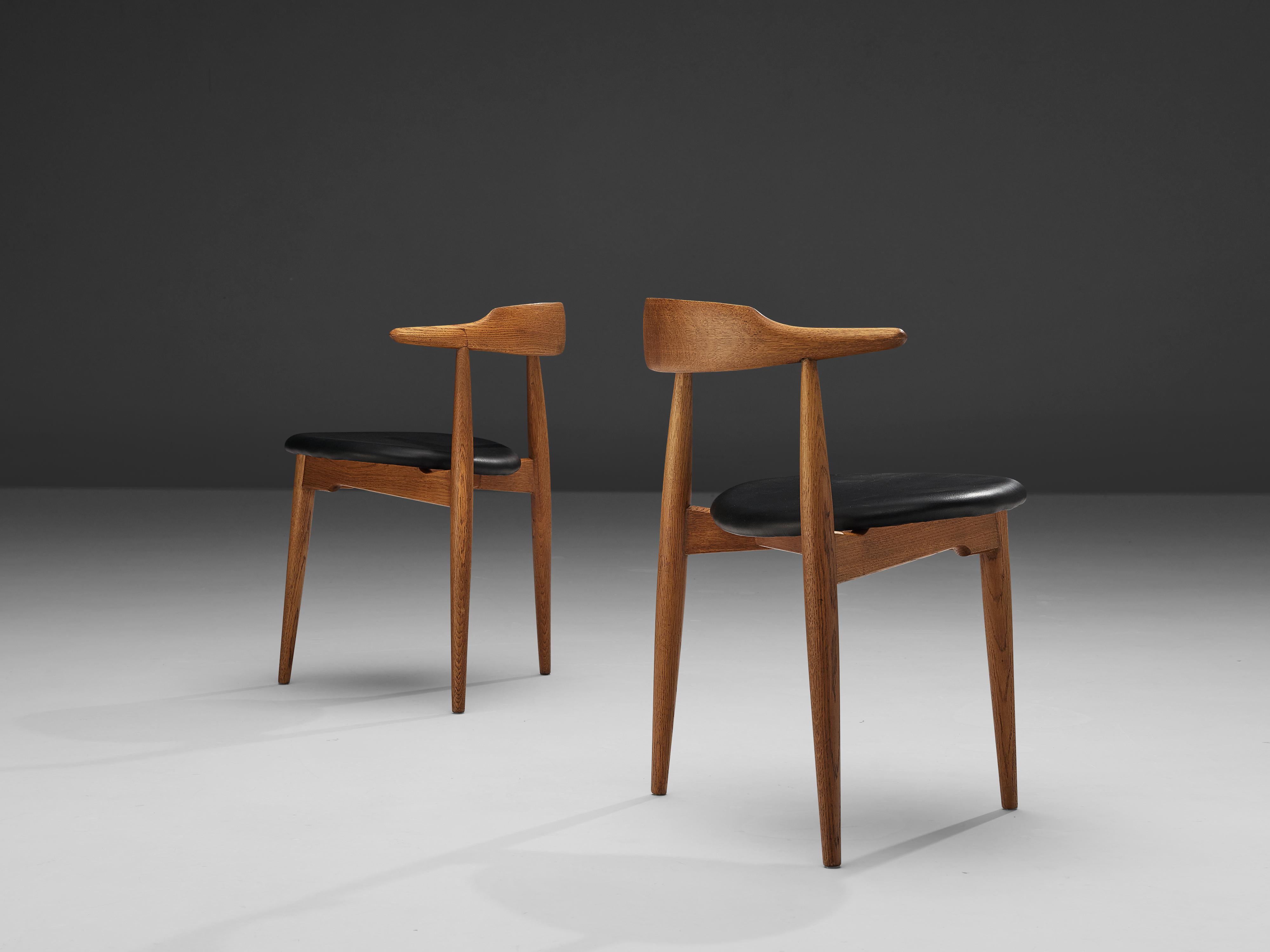 Hans Wegner Pair of ‘Heart’ Dining Chairs ‘4103’ in Oak and Leather 2