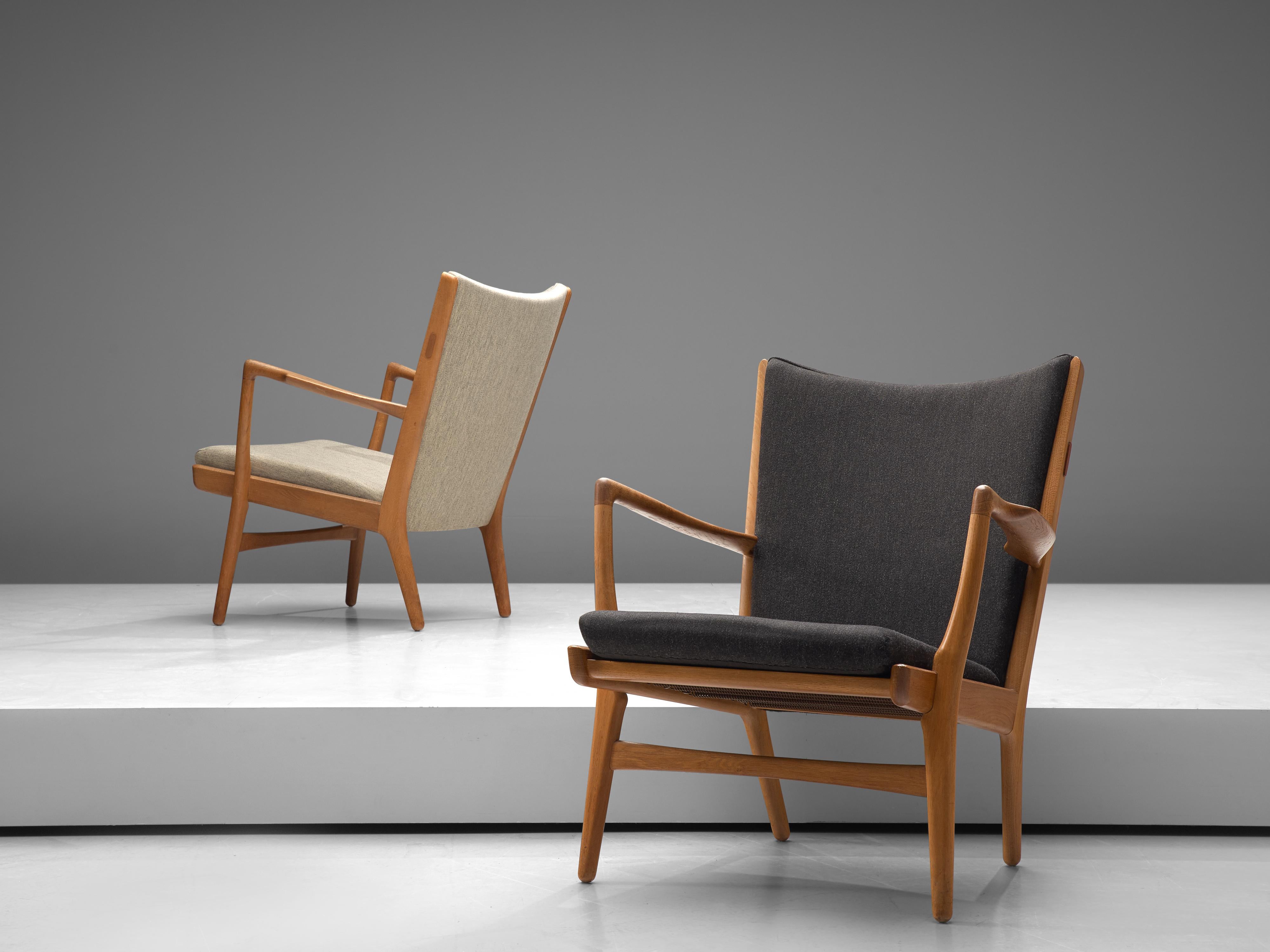 Hans J. Wegner for AP Stolen, pair of lounge chairs 'AP-16', fabric, oak, Denmark, design 1951

Lounge chairs with oak frame designed by the Danish Hans J. Wegner. The proportions of this chair are reminiscent to Wegner's Papa Bear chair, with its