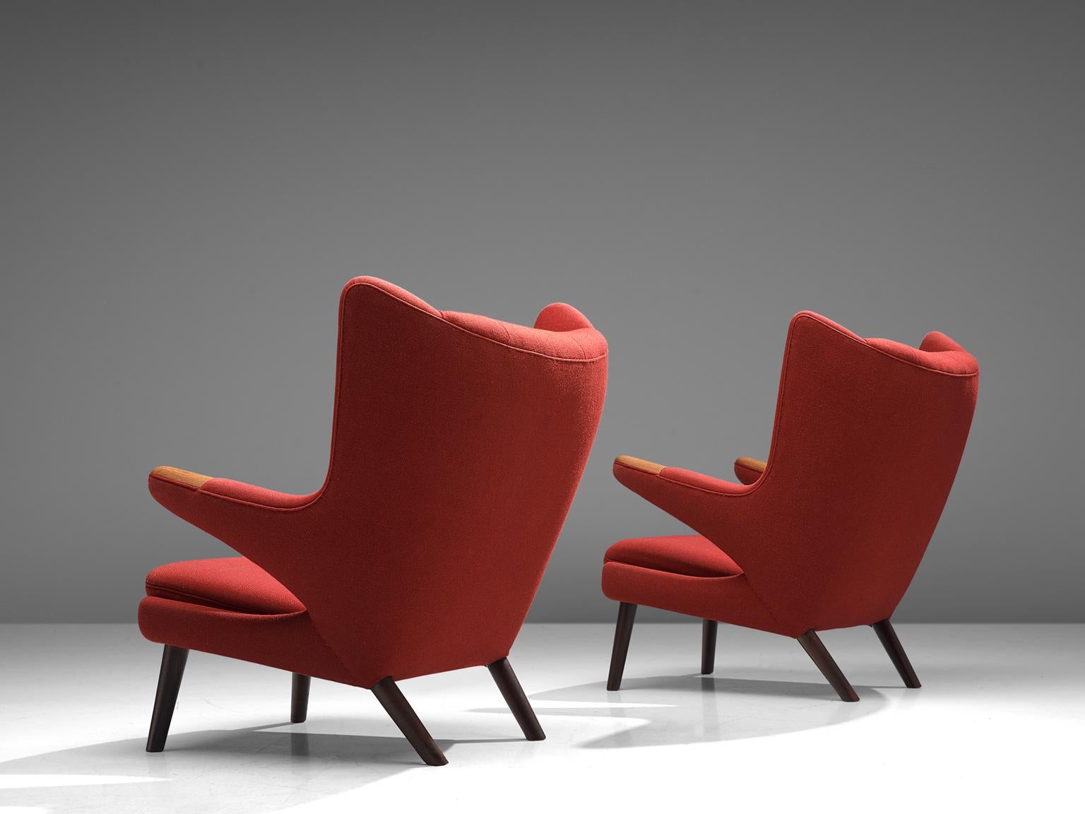 Hans Wegner Pair of Papa Bears Lounge Chairs in Original Red Upholstery (Moderne der Mitte des Jahrhunderts)