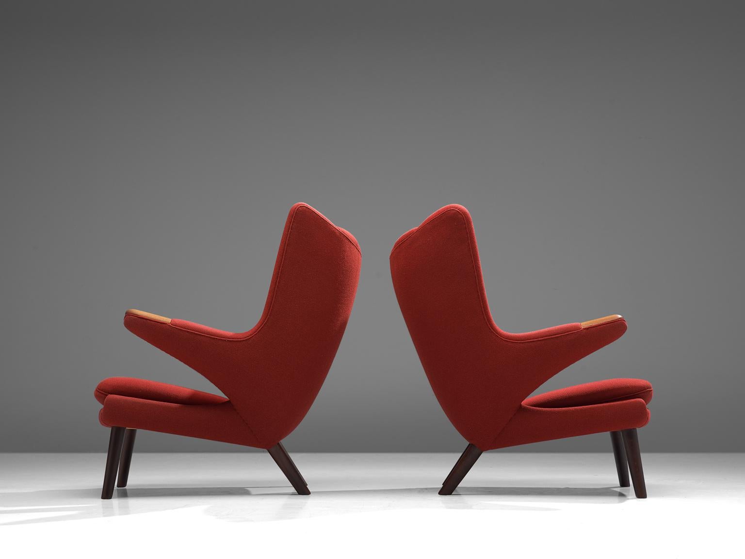 Hans Wegner Pair of Papa Bears Lounge Chairs in Original Red Upholstery (Dänisch)