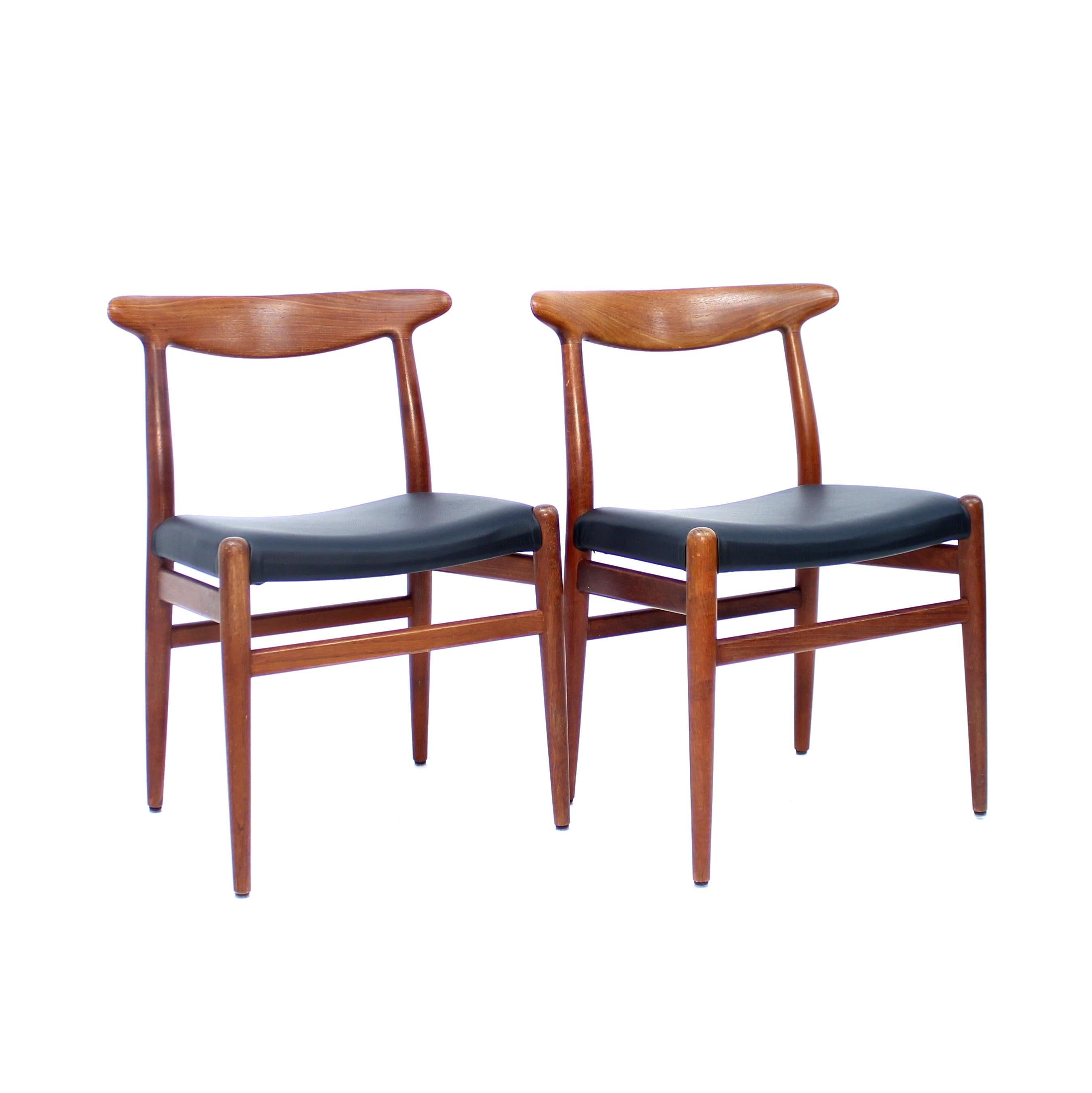 Paire de chaises de salle à manger en teck et cuir, modèle W2, conçues par Hans J. Wegner pour C.M. Madsens Fabrikant au Danemark dans les années 1960. Les deux fauteuils ont été magnifiquement restaurés avec un rembourrage entièrement neuf et un