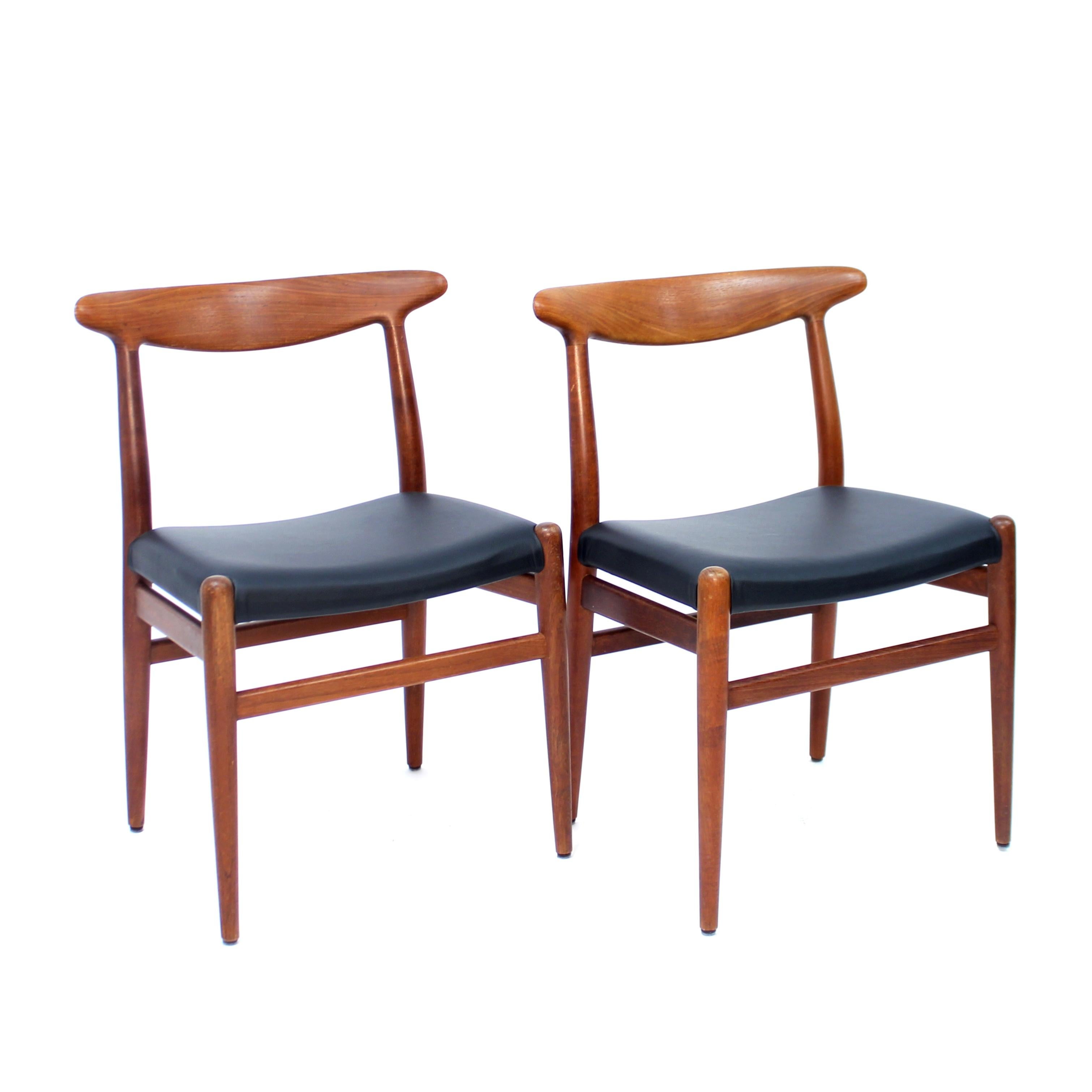 Scandinave moderne Paire de chaises de salle à manger Hans Wegner en teck et cuir, modèle W2 pour C.M. Madsen, 1 en vente
