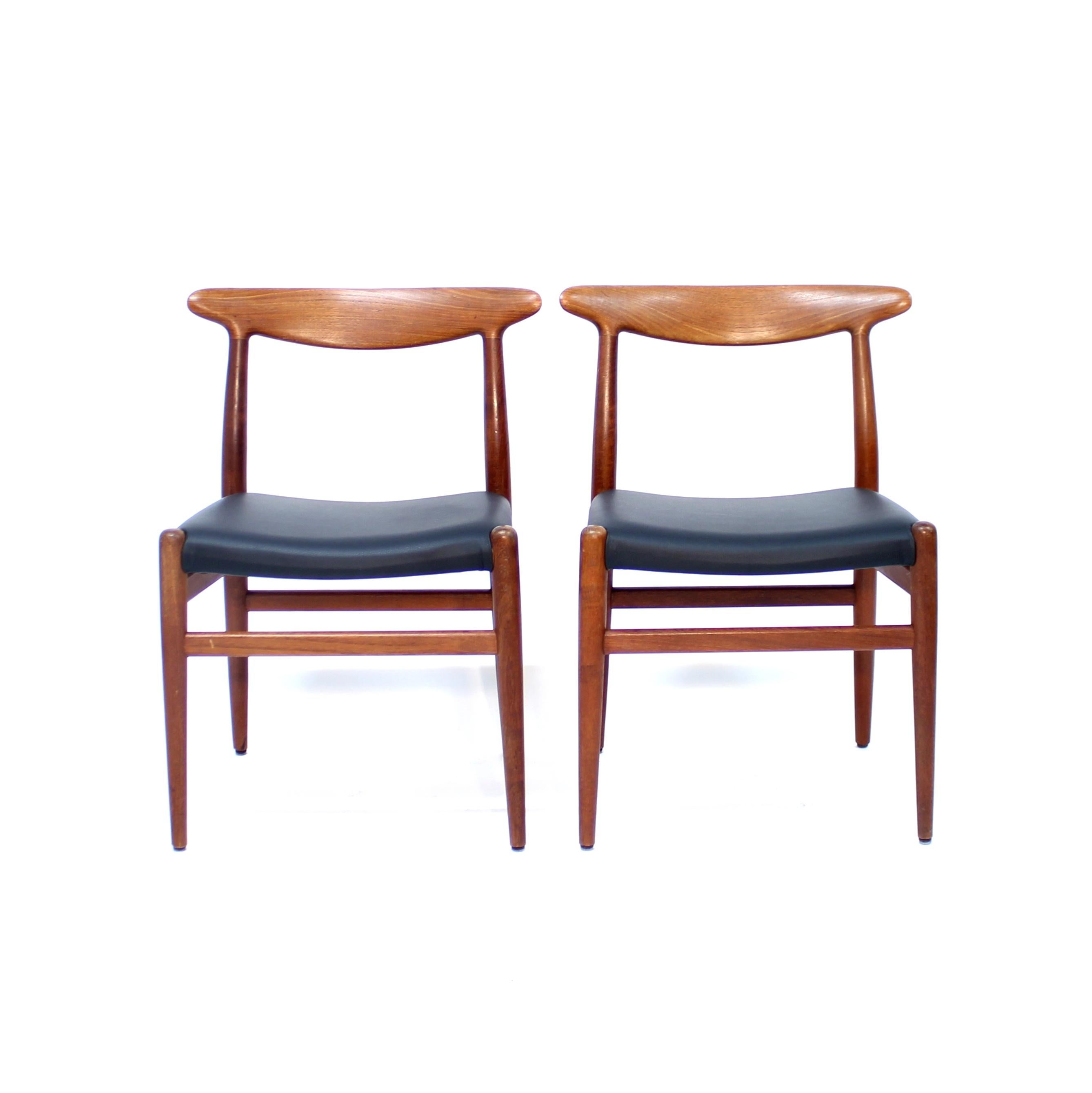 20ième siècle Paire de chaises de salle à manger Hans Wegner en teck et cuir, modèle W2 pour C.M. Madsen, 1 en vente