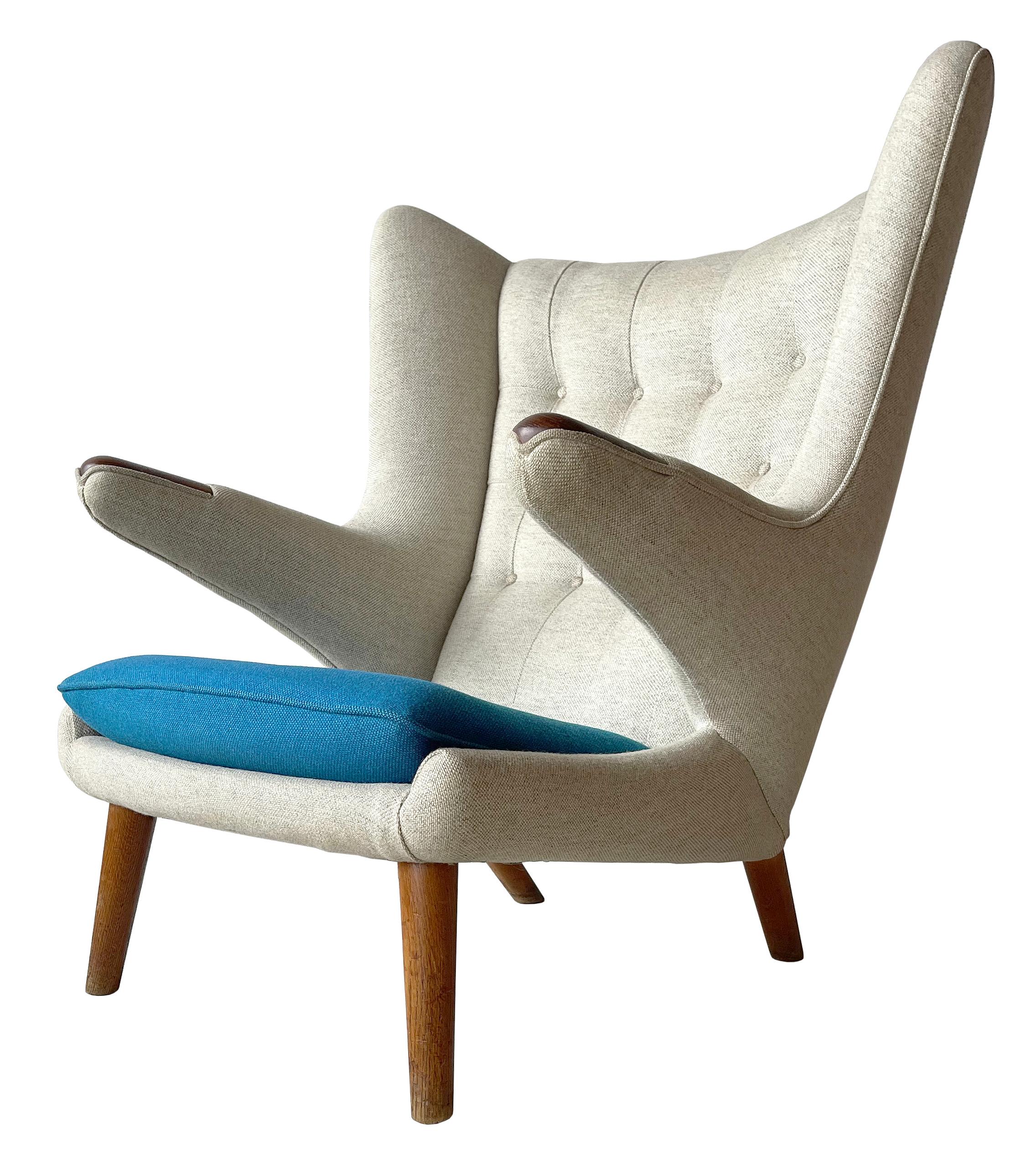 Ein toller früher Papabear-Stuhl, entworfen von Hans J. Wegner in den späten 60er Jahren.
Dieses Beispiel aus massivem Teakholz.   Massive Pfoten und Füße mit Polsterung aus Halingdal-Wolle.    Gepaart mit der passenden Ottomane . Dieses Beispiel