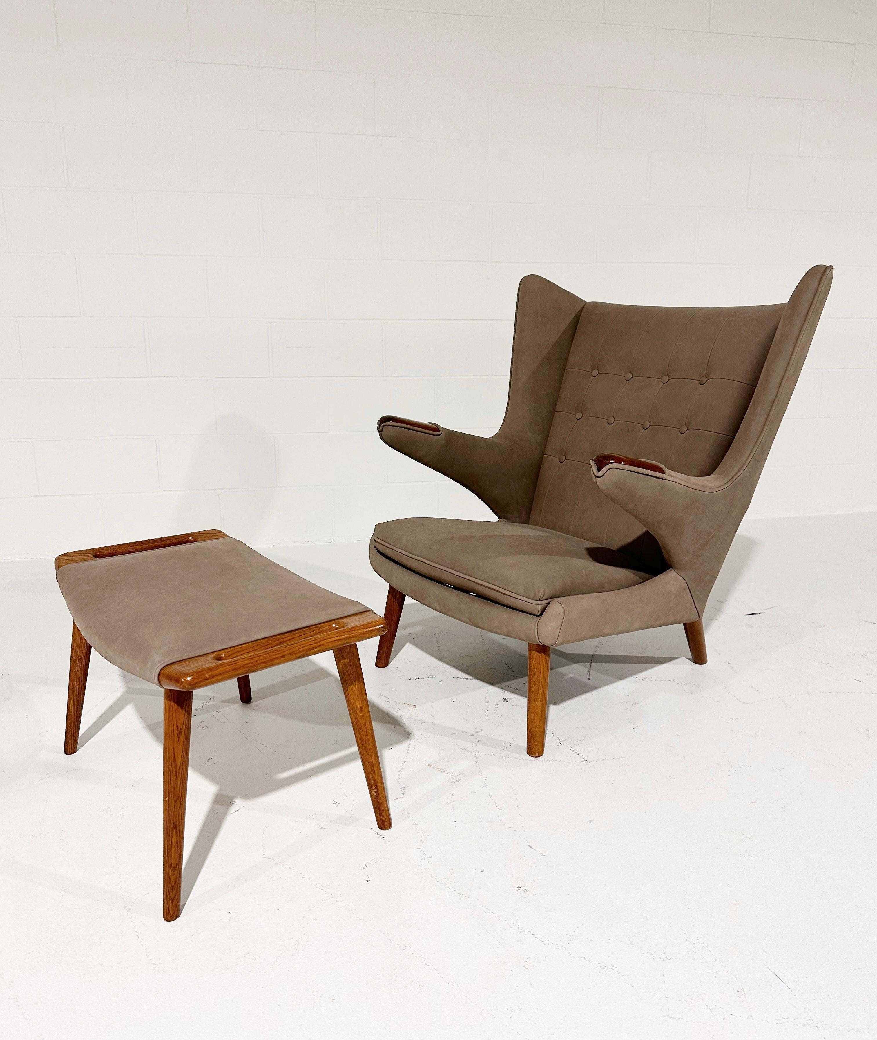 Hans Wegner Papabär-Stuhl mit Ottomane aus Loro Piana Nubuck-Leder (Skandinavische Moderne) im Angebot