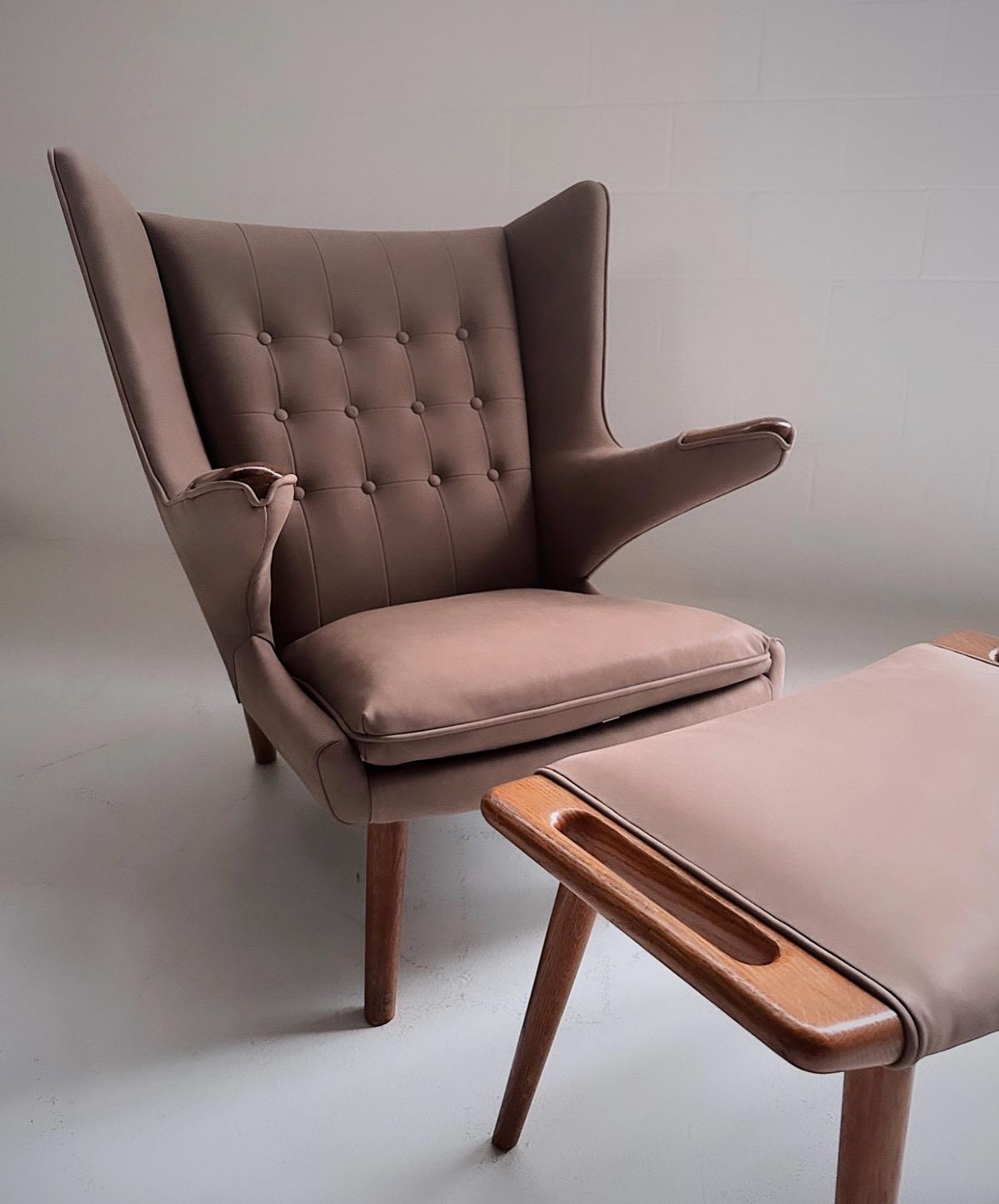 Scandinave moderne Hans Wegner chaise Papa Bear avec pouf en cuir Loro Piana Nubuck en vente