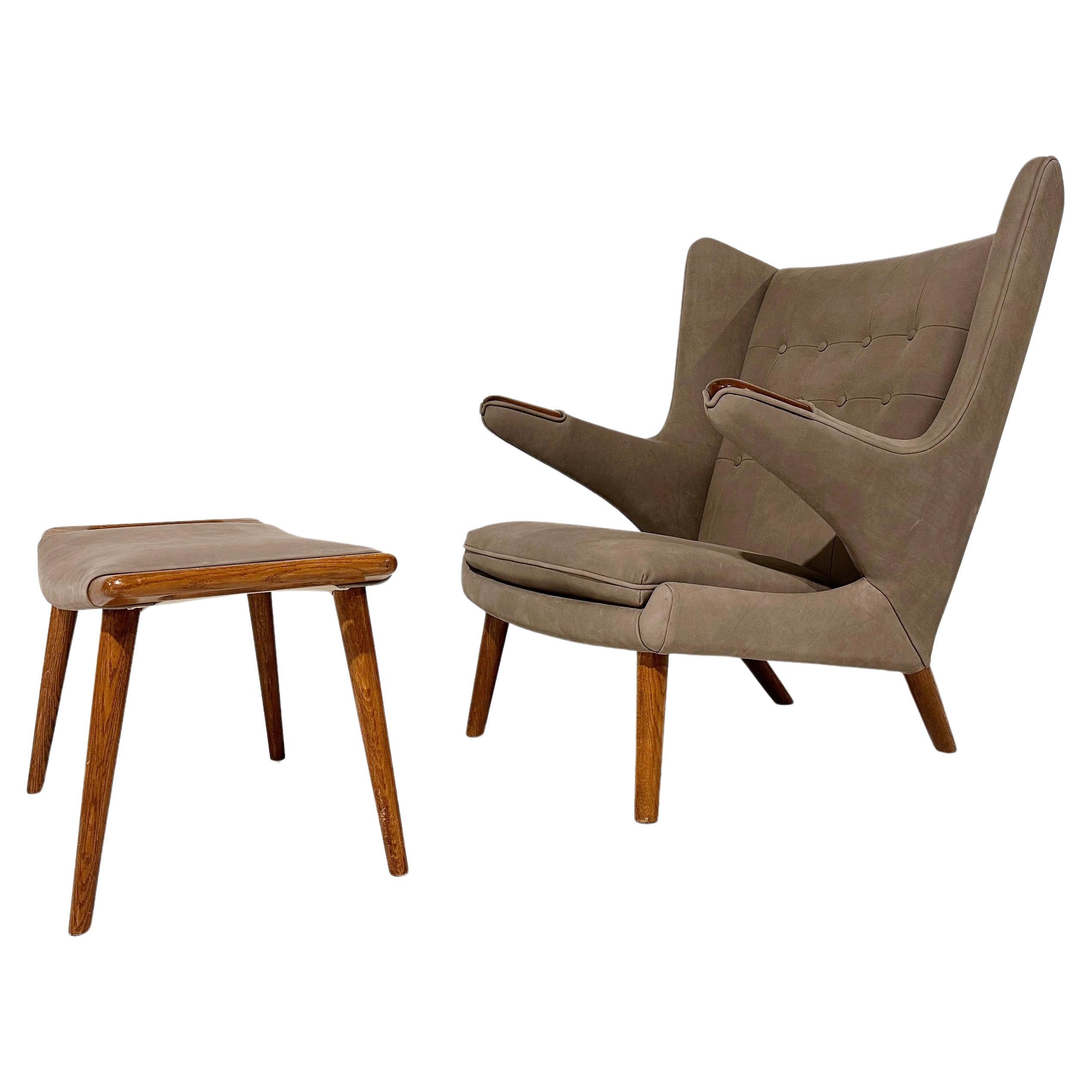 Hans Wegner Papabär-Stuhl mit Ottomane aus Loro Piana Nubuck-Leder im Angebot