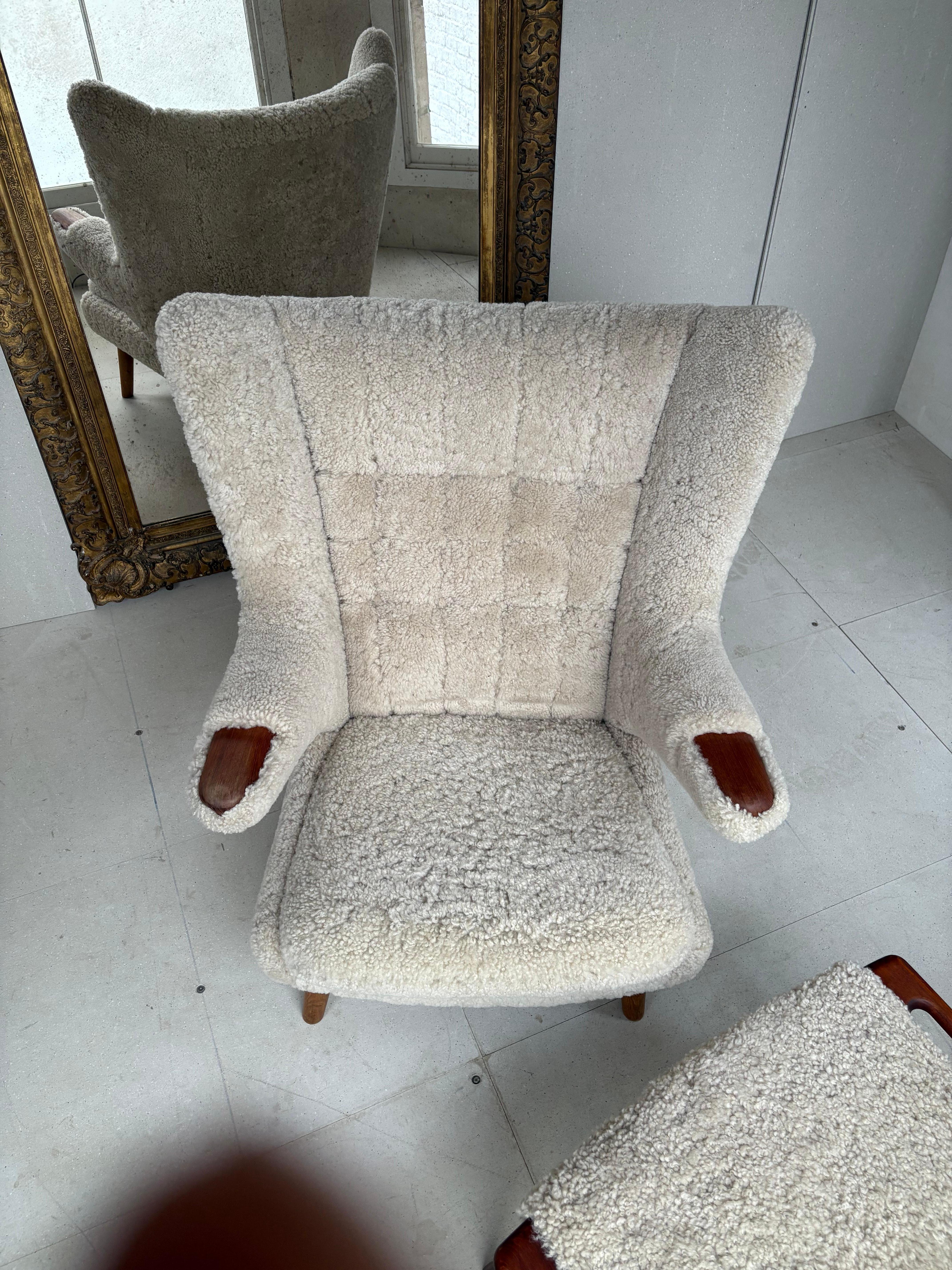 Hans Wegner Silla Papá Oso con Taburete en Piel de Lana de Cordero en venta 2