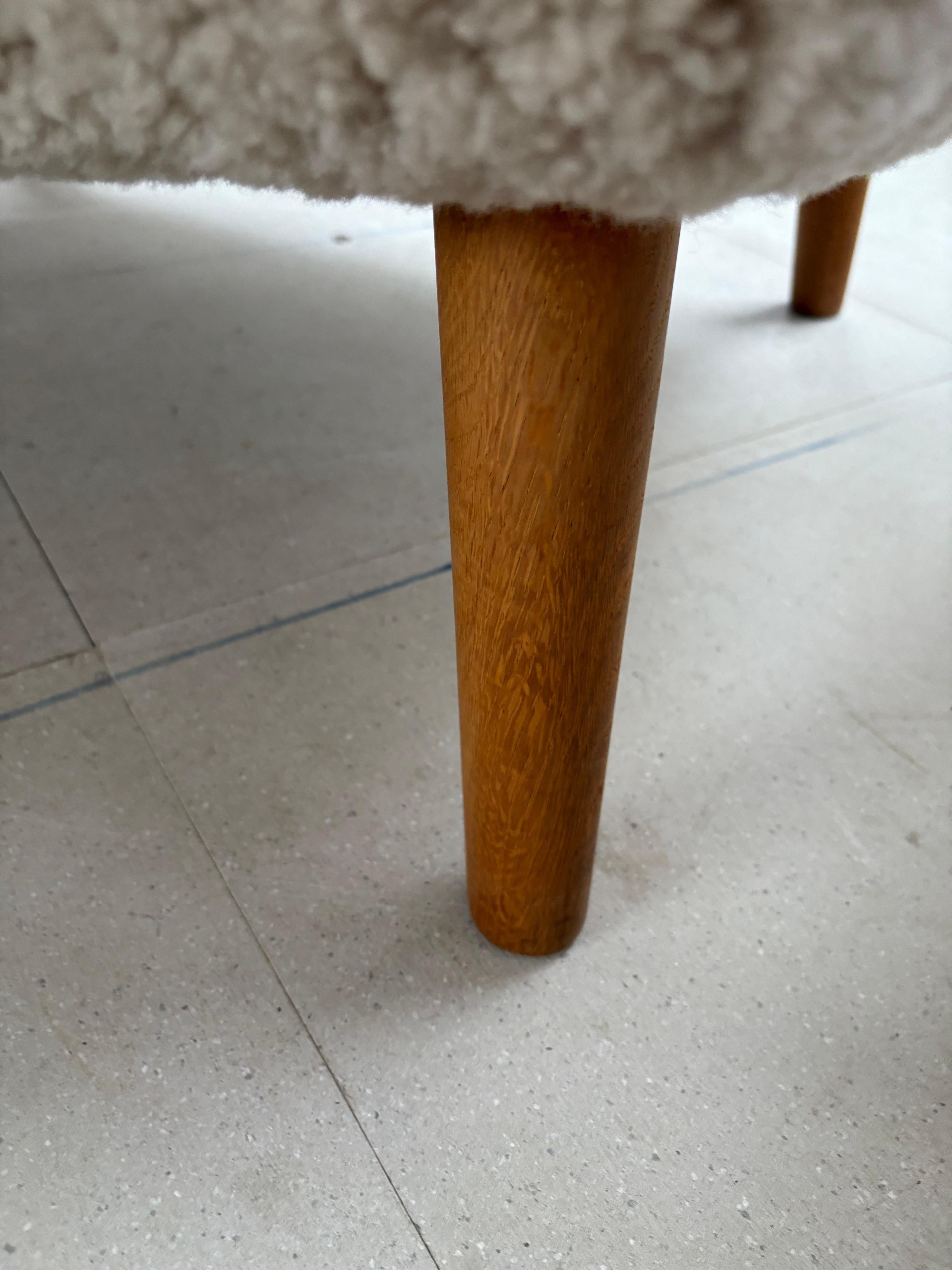 Hans Wegner Silla Papá Oso con Taburete en Piel de Lana de Cordero en venta 3