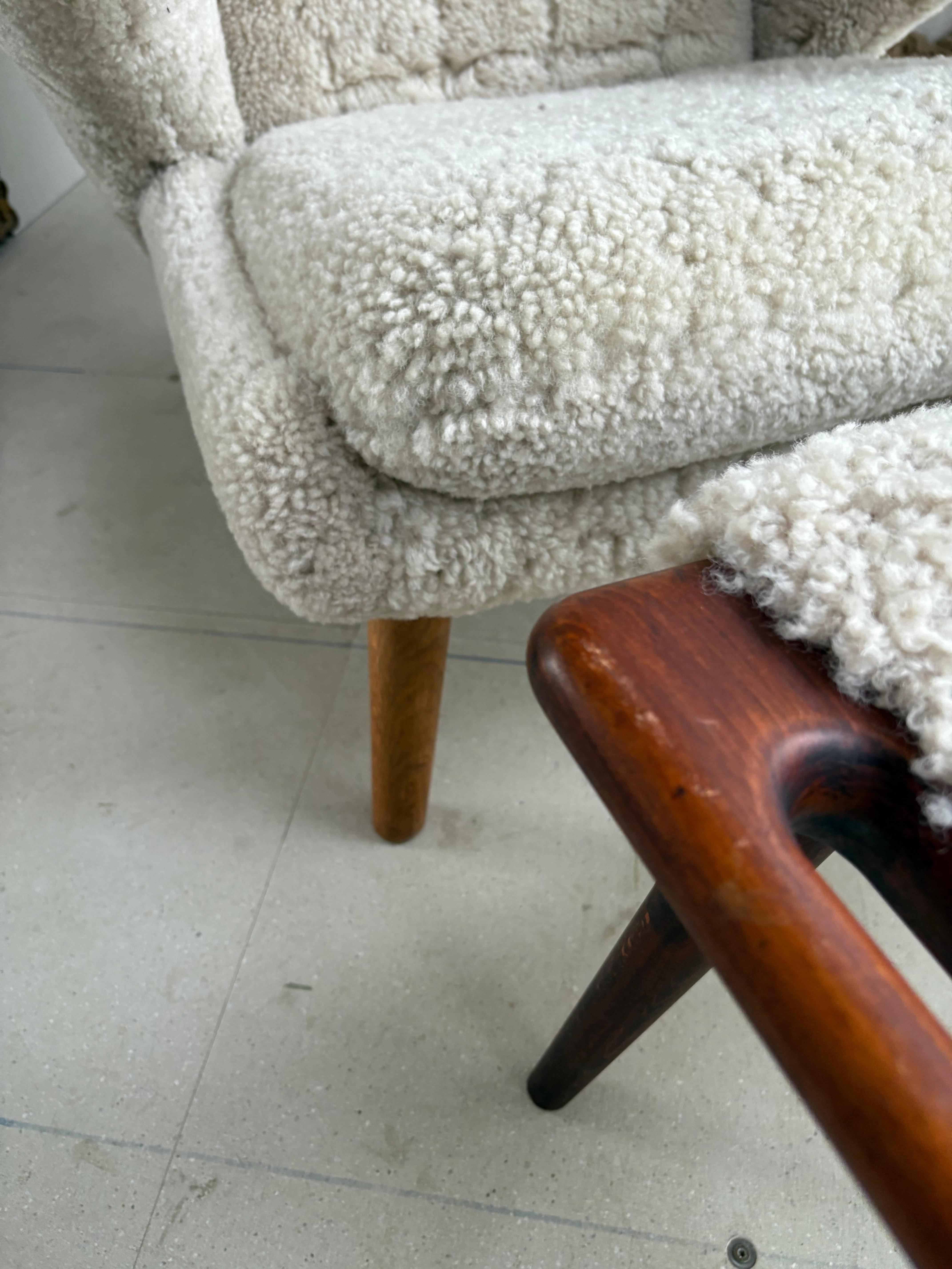 Hans Wegner Silla Papá Oso con Taburete en Piel de Lana de Cordero en venta 4