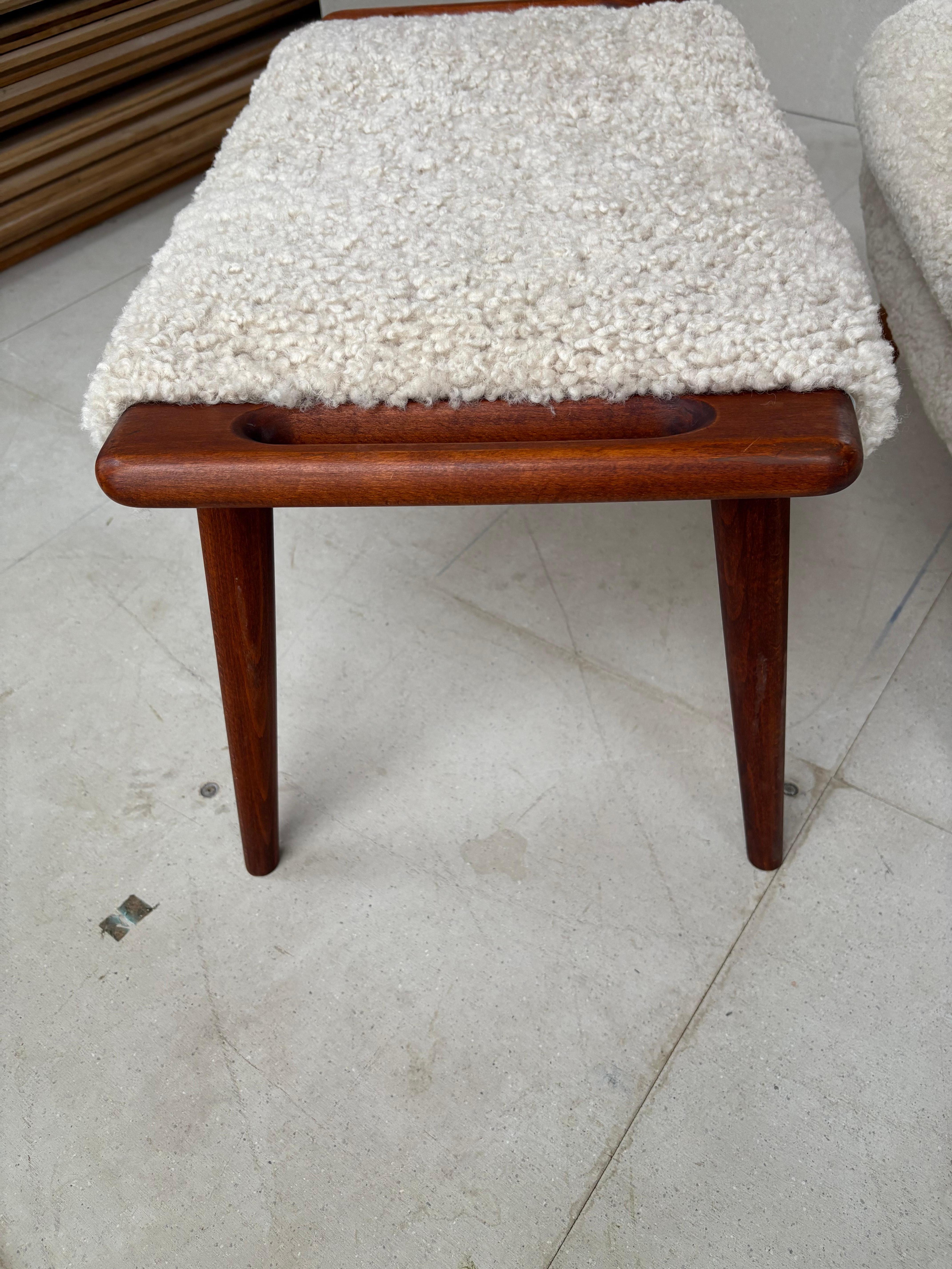 Hans Wegner Silla Papá Oso con Taburete en Piel de Lana de Cordero en venta 5