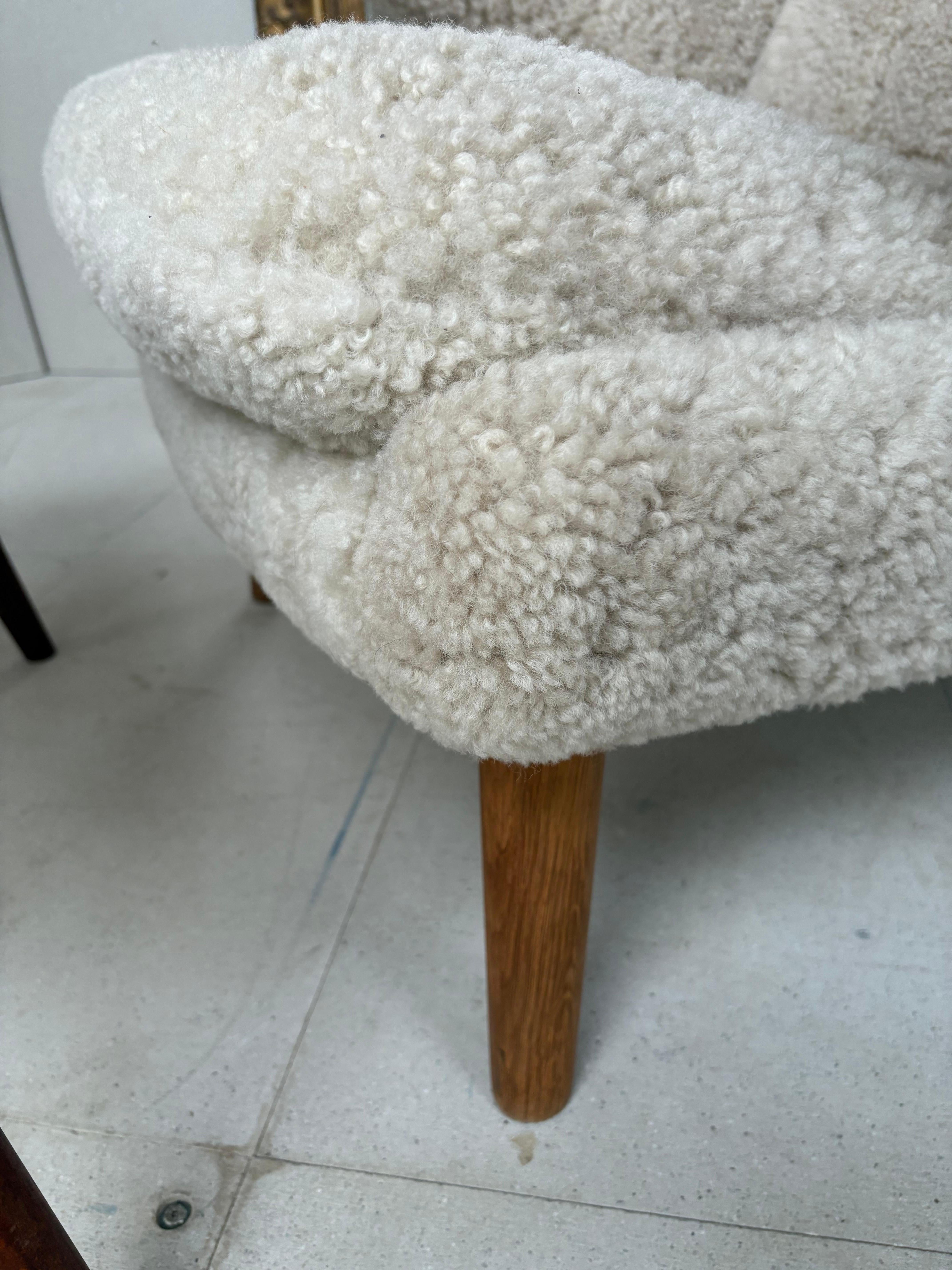 Hans Wegner Silla Papá Oso con Taburete en Piel de Lana de Cordero en venta 6