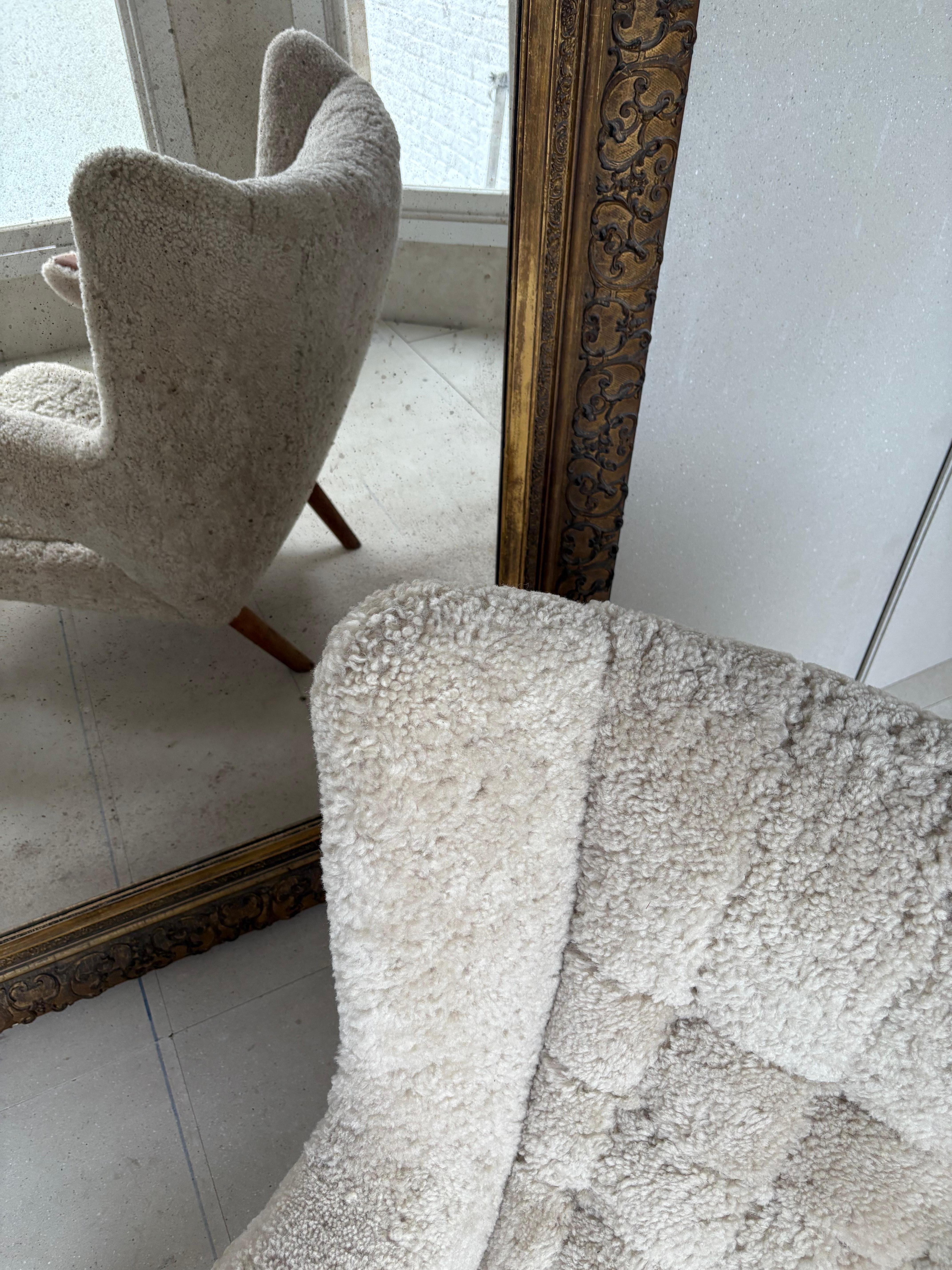 Hans Wegner Silla Papá Oso con Taburete en Piel de Lana de Cordero en venta 7