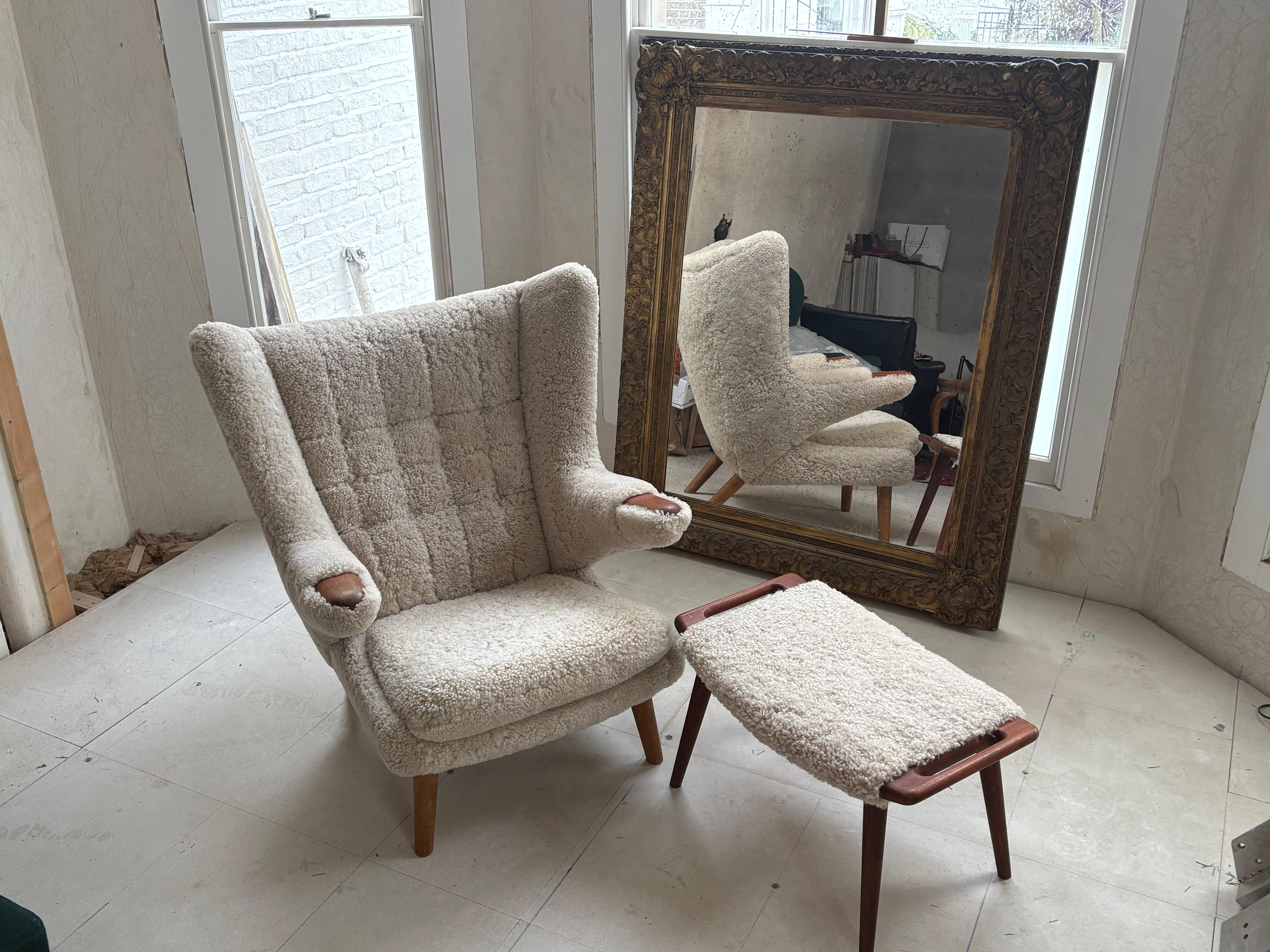 Hans Wegner Silla Papá Oso con Taburete en Piel de Lana de Cordero en venta 8