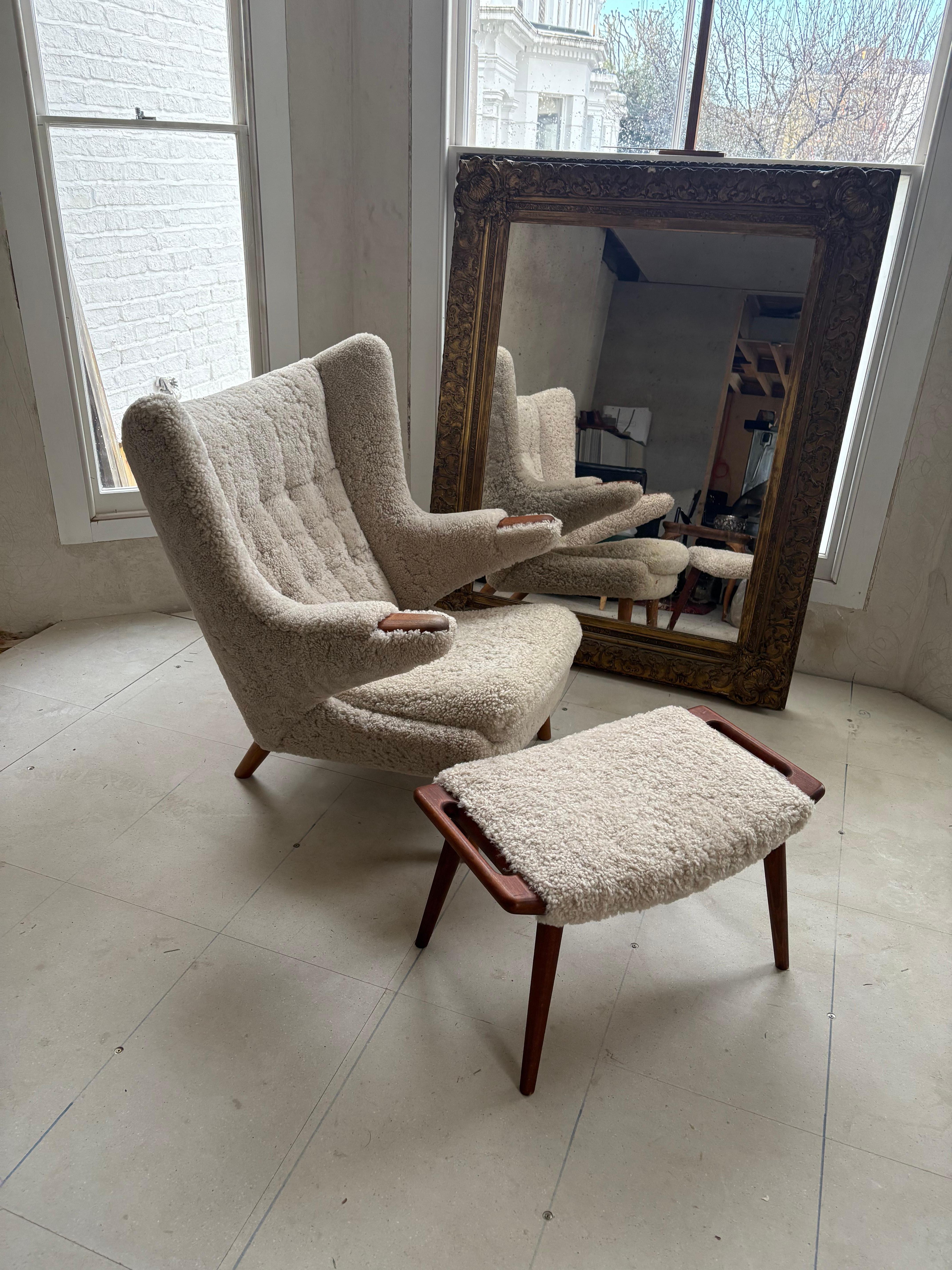 Hans Wegner Silla Papá Oso con Taburete en Piel de Lana de Cordero en venta 9