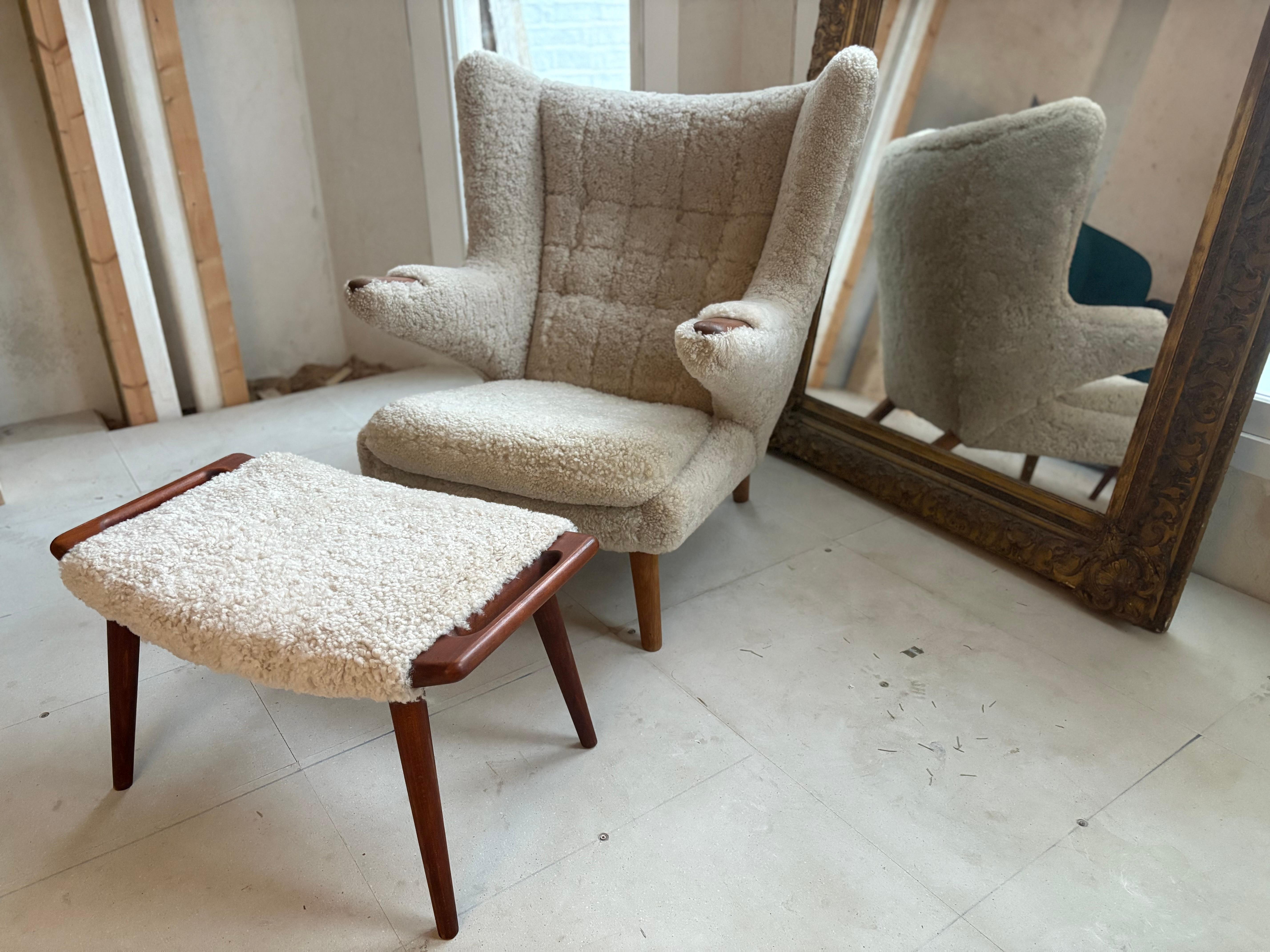 Hans Wegner Silla Papá Oso con Taburete en Piel de Lana de Cordero en venta 10