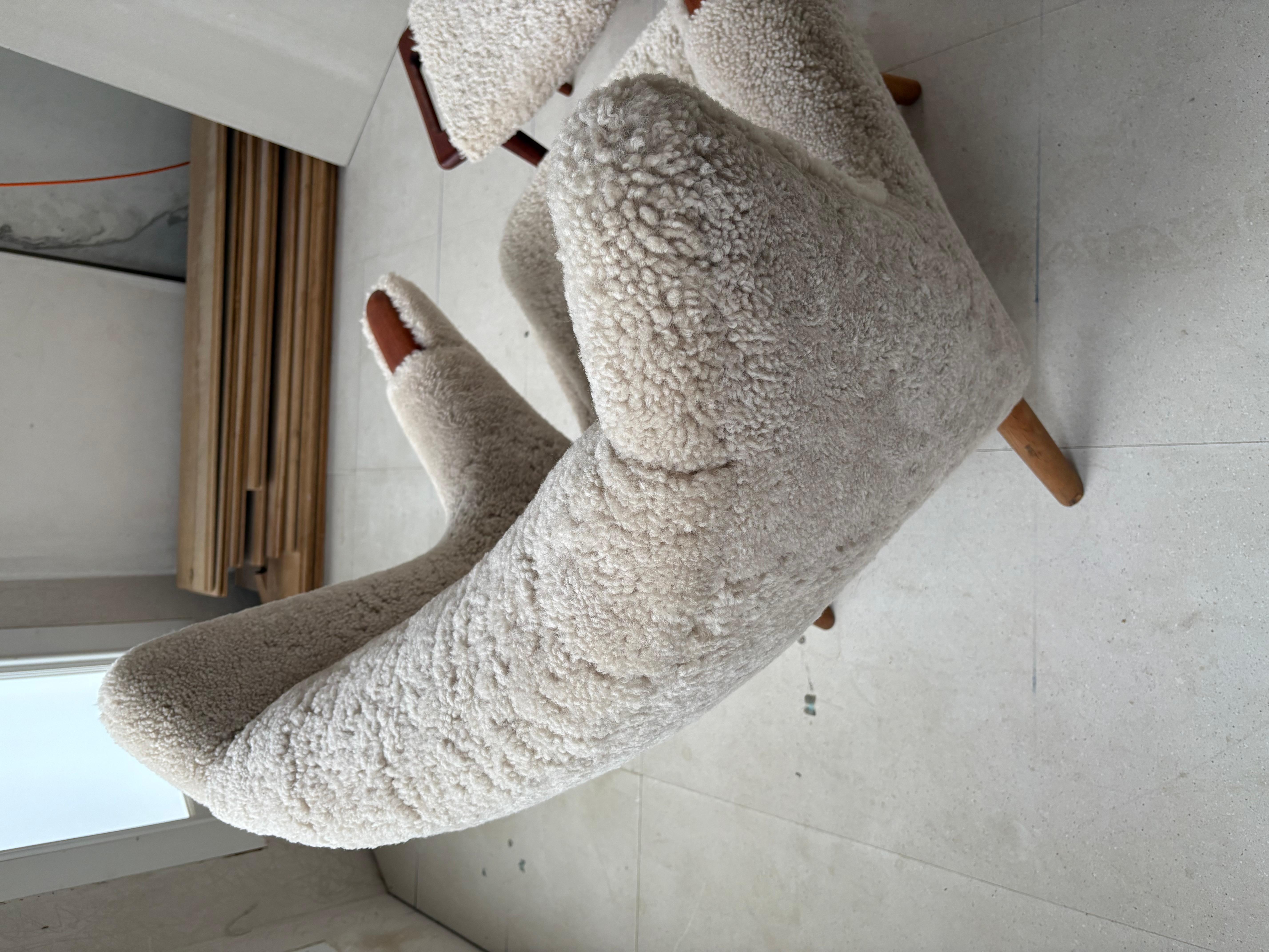 Hans Wegner Silla Papá Oso con Taburete en Piel de Lana de Cordero en venta 11