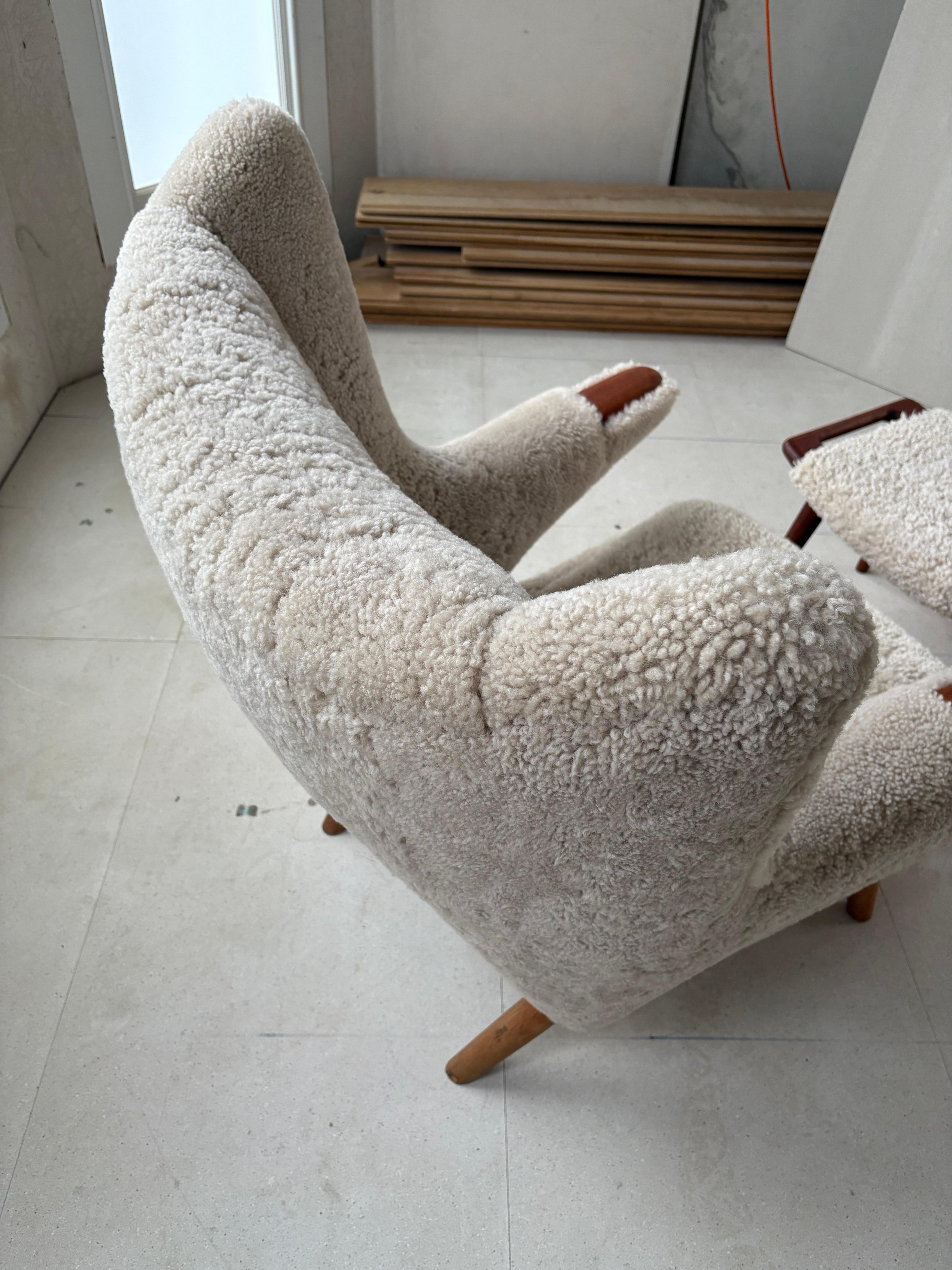 Hans Wegner Silla Papá Oso con Taburete en Piel de Lana de Cordero Escandinavo moderno en venta